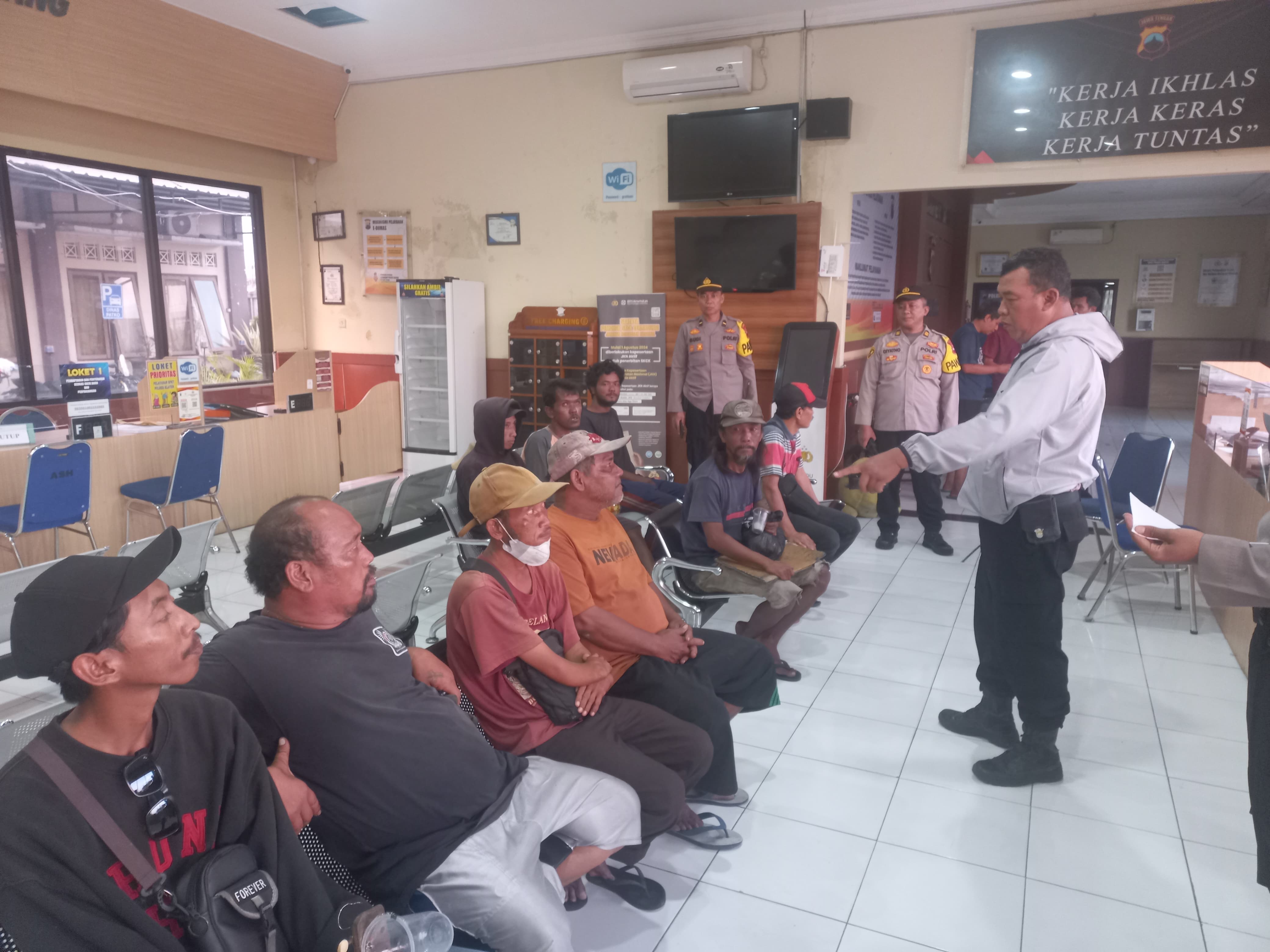 Sepuluh orang yang terjaring dalam operasi premanisme dimintai keterangan aparat Polres Klaten, Sabtu (10/5/2025). (Dokumentasi Polres Klaten)