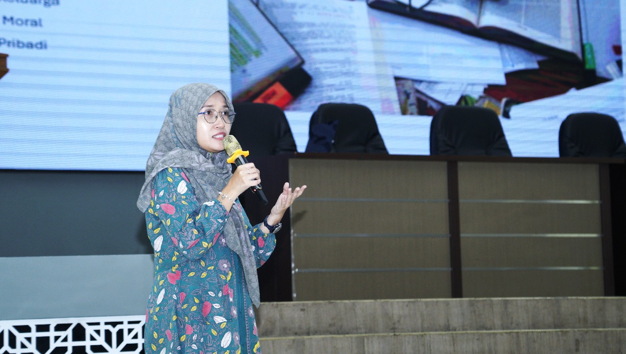 Dosen Psikologi UNS Afia Fitriani memberikan pelatihan mahasiswa menjadi mental health agent (MHA) di kampus UNS, Jumat (9/5).