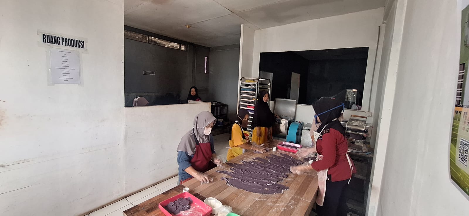 Tahun 2000, Hayanah mulai mengolah ubi jalar, komoditas lokal yang kemudian membuka jalan menuju kemandirian ekonomi.