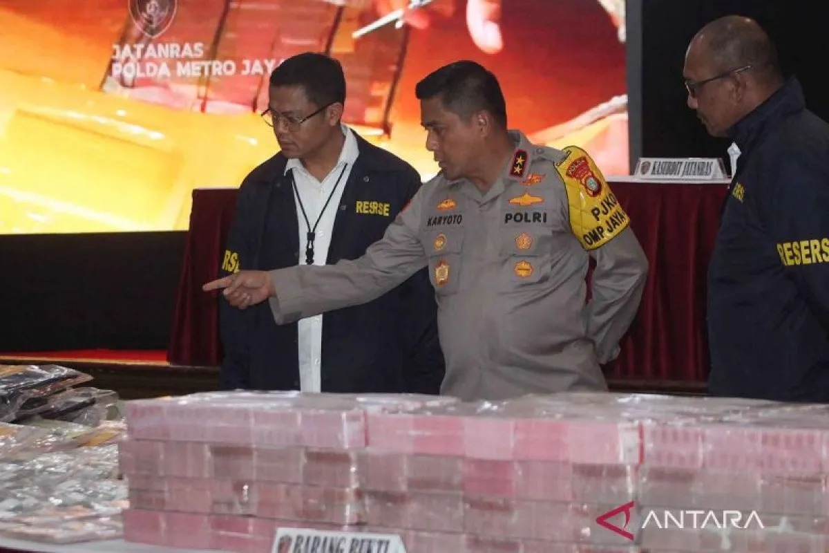 Kapolda Metro Jaya Irjen Pol Karyoto mengecek barang bukti kasus judi daring di Polda Metro Jaya, Jakarta, Senin (25/11/2024).