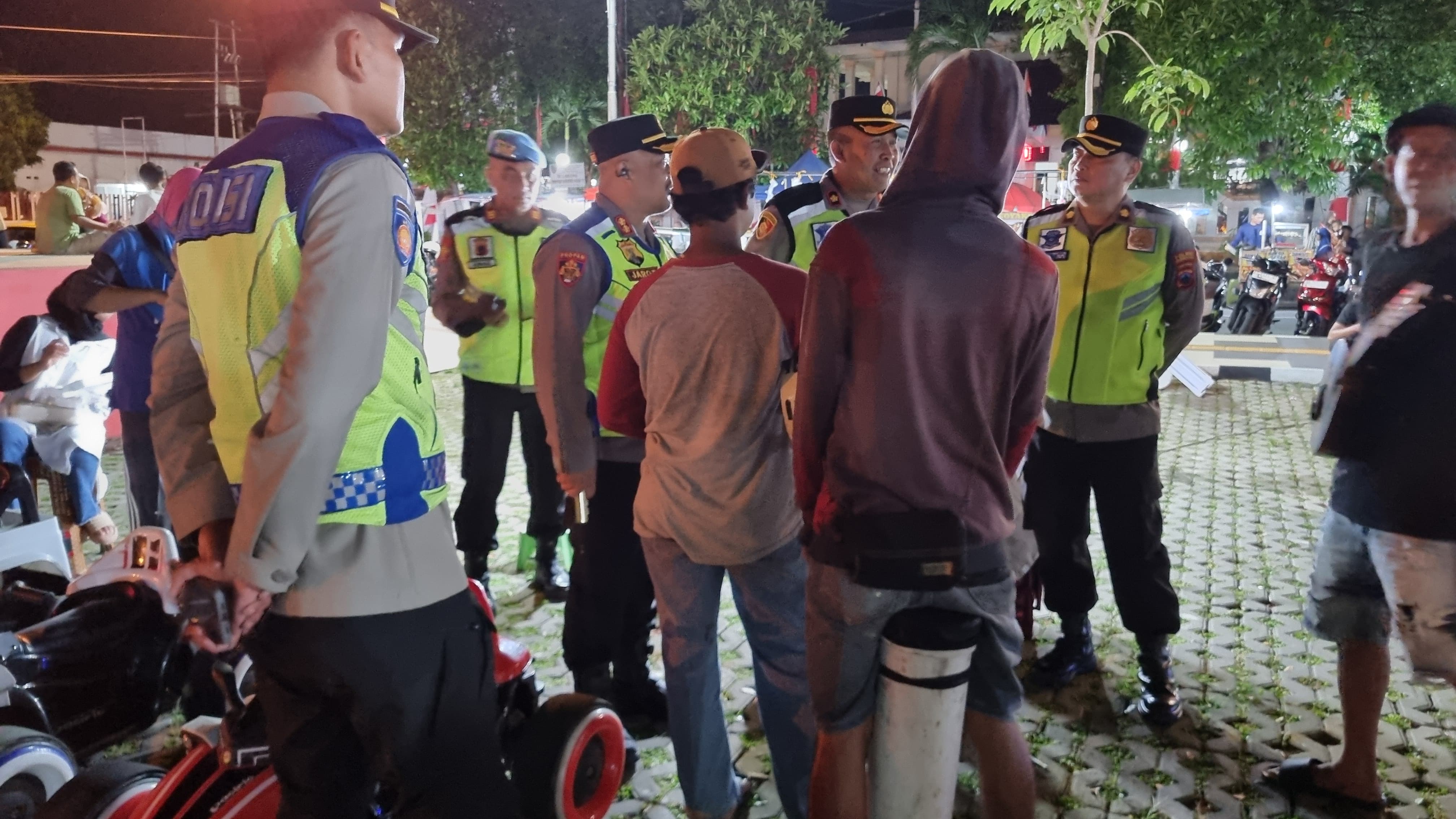 Kapolres Wonogiri AKBP Jarot Sungkowo (tiga dari kanan) memberikan pembinaan kepada sejumlah pengamen.