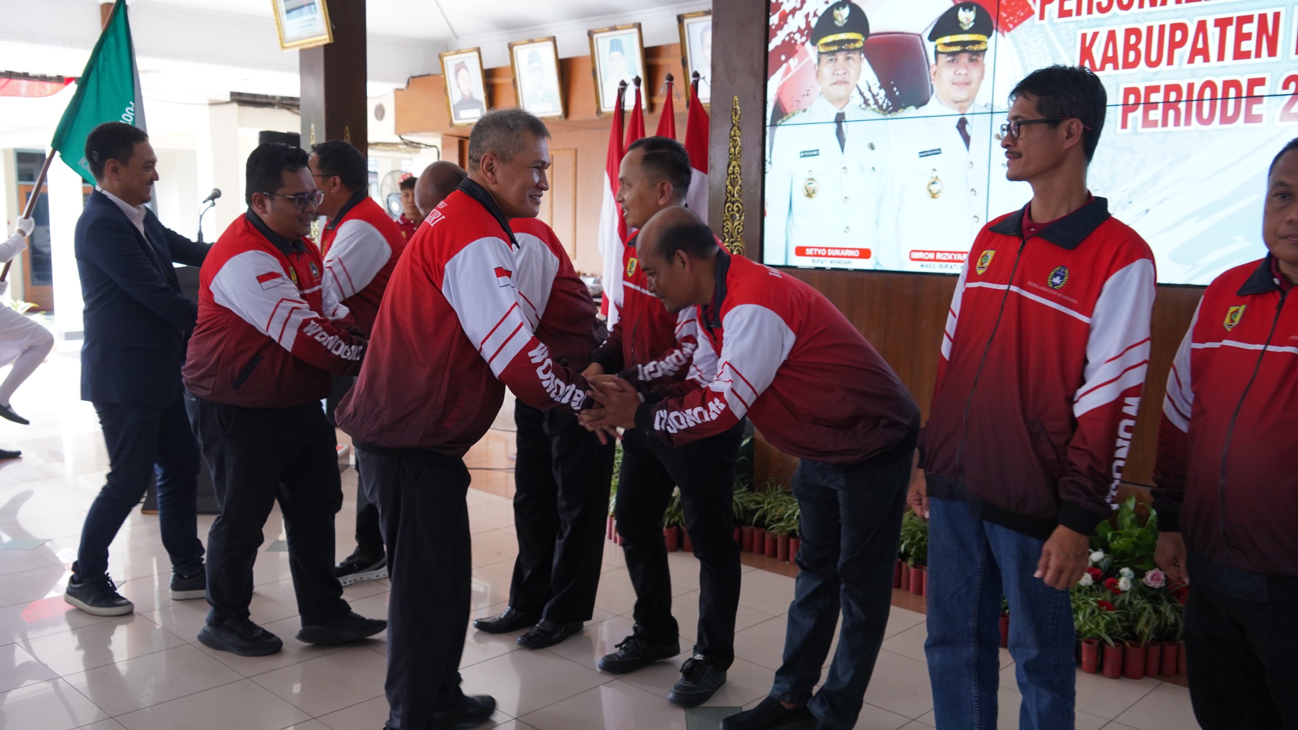 Bupati Wonogiri Setyo Sukarno dan Wabup Wonogiri Imron Rizkyarno bersalaman dengan pengurus Askab PSSI Wonogiri periode 2024-2028, Sabtu (10/5/2025).