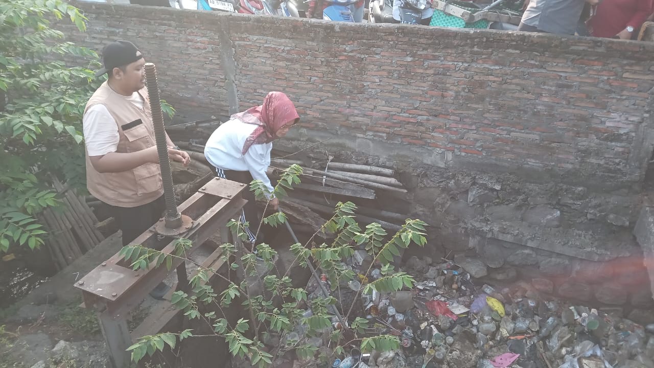 Bupati Sukoharjo Etik Suryani memimpin langsung kegiatan kerja bakti untuk membersihkan saluran irigasi TOR VI di wilayah Sukoharjo Kota, Minggu (11/5/2025).
