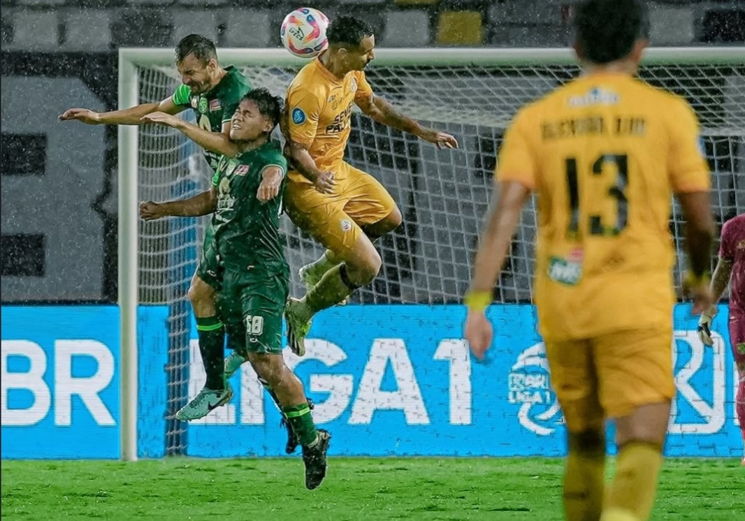 Laga Persebaya Surabaya melawan Semen Padang di Liga 1 2024/2025 (11/5/2025).