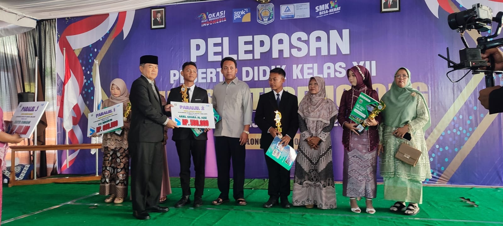 BANGGA: Kepala SMK Sakti Gemolong Heru Setyoko menyerahkan piala kepada siswa berprestasi saat pelepasan siswa kelas XII, Sabtu (10/5).