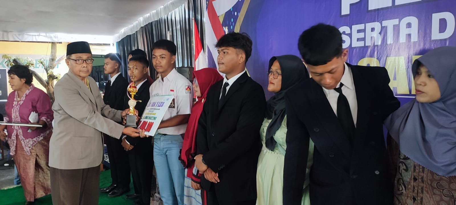 DEDIKASI: Pembina Yayasan Pendidikan Sakti Gemolong Kartono hadiri pelepasan peserta didik kelas XII SMK Sakti Gemolong.
