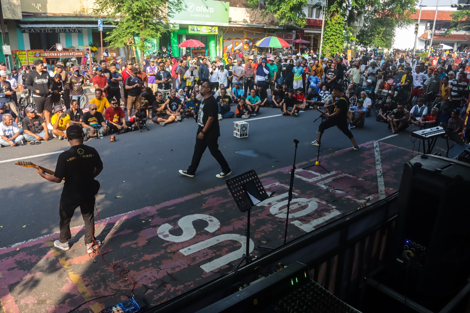 Band lokal di Kota Solo menghibur masyarakat yang tengah berwisata di Solo CFD di Jalan Slamet Riyadi, Minggu pagi (11/5/2025).