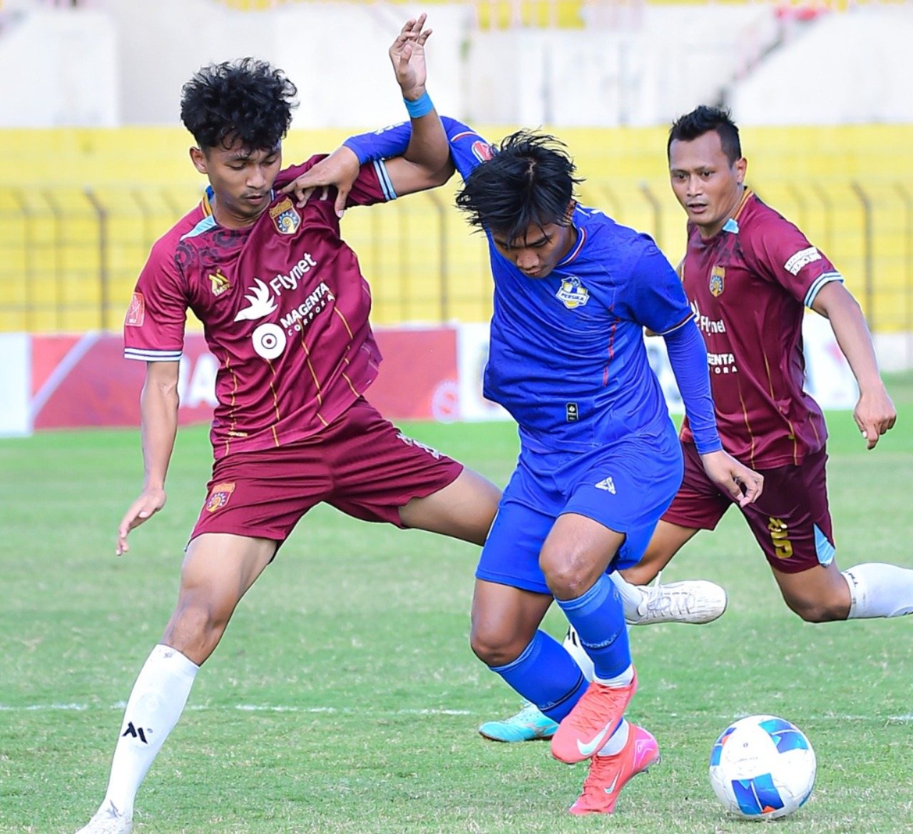 BERJIBAKU: Laga Persika Karanganyar melawan Persewangi Banyuwangi di Stadion Sultan Agung (10/5).