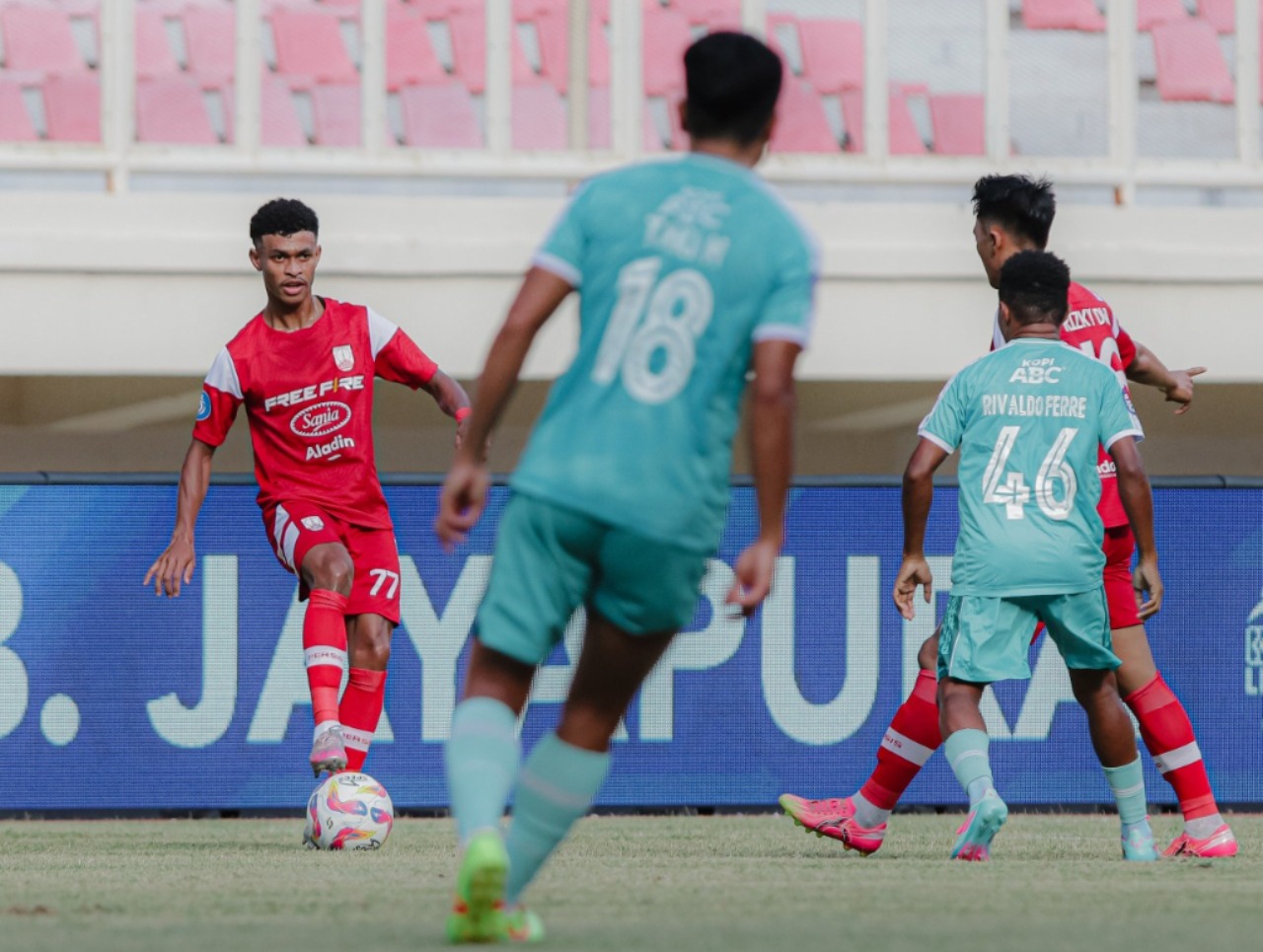 DIKAWAL KETAT: Gelandang Persis Solo Fransiskus Alesandro (kiri) saat melawan PSBS Biak di Stadion Lukas Enembe, Jayapura, Minggu (11/5/2025).