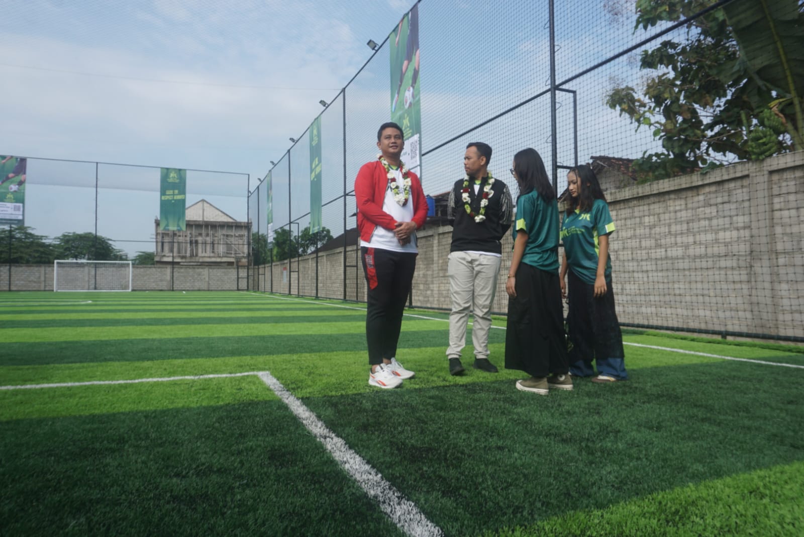 Bupati Klaten Hamenang Wajar Ismoyo dan Wakil Bupati Klaten Benny Indra resmikan Klaten International Minisocer di Desa Karanganom, Kecamatan Klaten Utara. (Angga Purenda/Radar Solo)