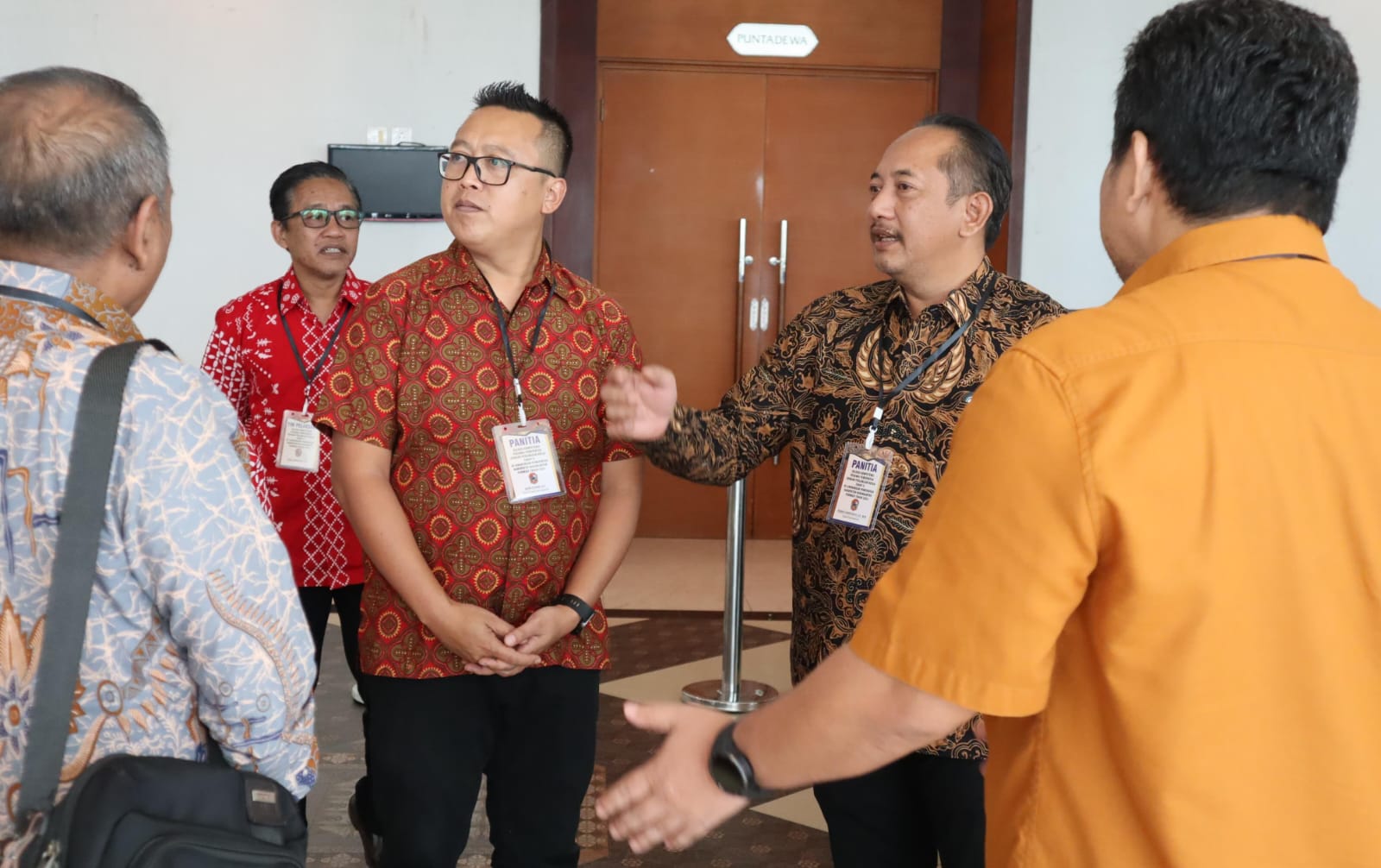 Bupati Karanganyar Rober Christanto (dua dari kanan) dan Wakil Bupati Karanganyar Adhe Eliana monitoring tes uji kompetensi PPPK di Semarang, Minggu (11/5/2025). (Rudi Hartono/Radar Solo)