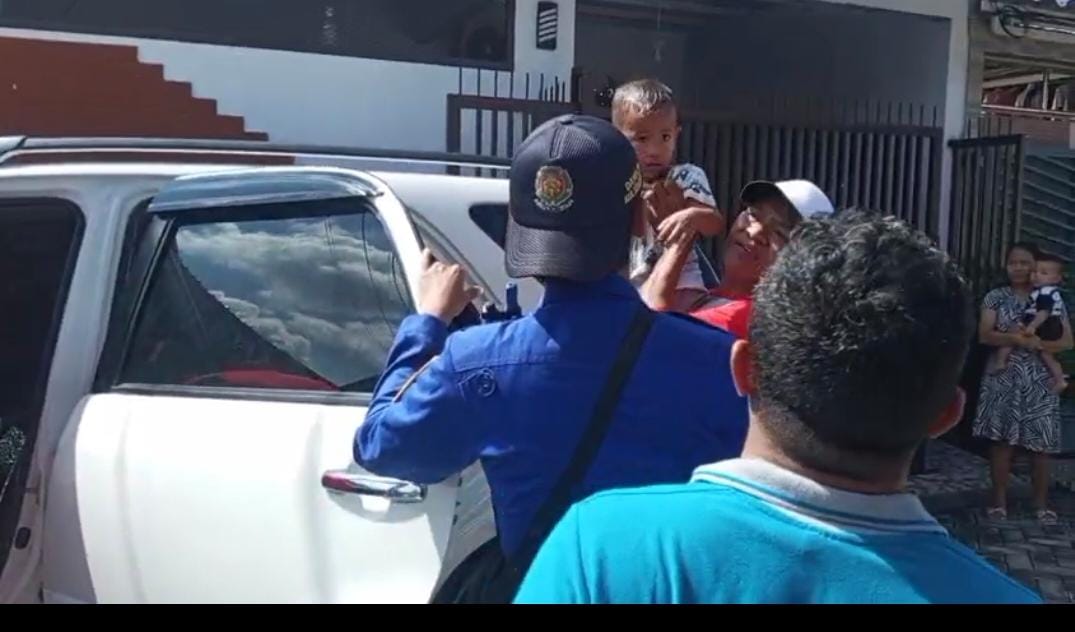 Evakuasi balita yang terjebak di dalam mobil di Perumahan Bina Karya, Kelurahan Combongan, Kecamatan Sukoharjo, pada Senin (12/5) pagi.