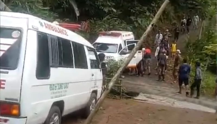 Sejumlah kendaraan mengevakuasi korban ledakan di Sagara, Kecamatan Cibalong, Kabupaten Garut, Jawa Barat, Senin (12/5/2025).