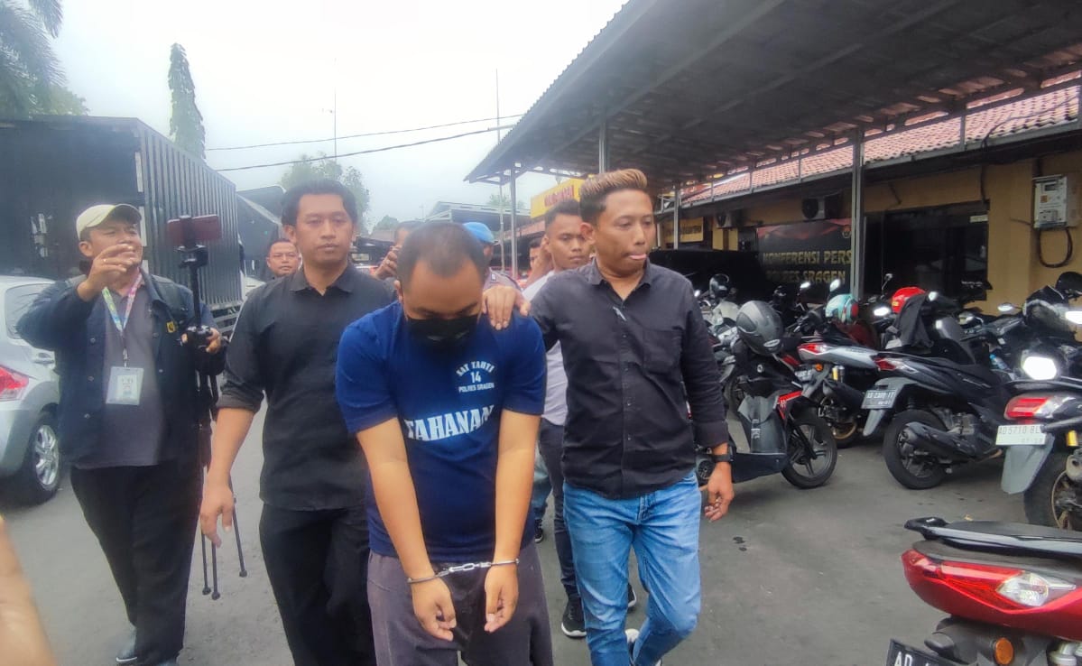 WAN alias Wahid, 25, guru SDN di Kecamatan Masaran, Sragen saat digelandang ke Mapolres Sragen, (Ahmad Khairudin/Radar Solo)
