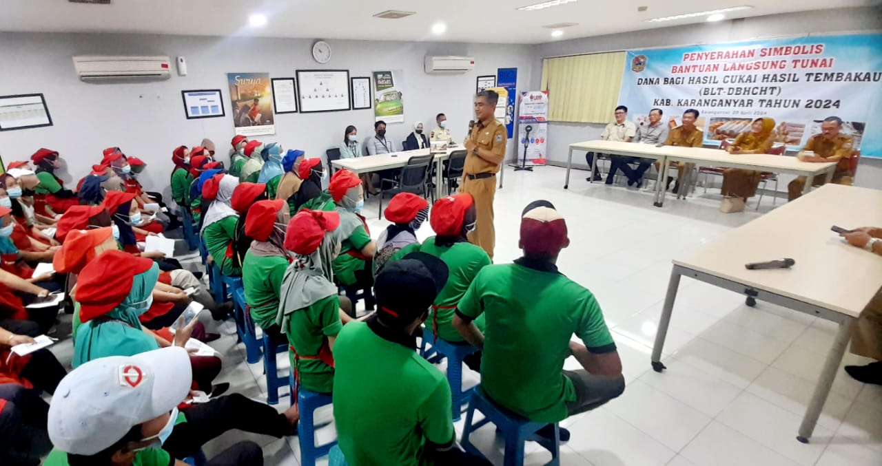 Penyaluran BLT ke buruh pabrik rokok dari DBHCHT pada 2024 lalu. (Rudi Hartono/Radar Solo)