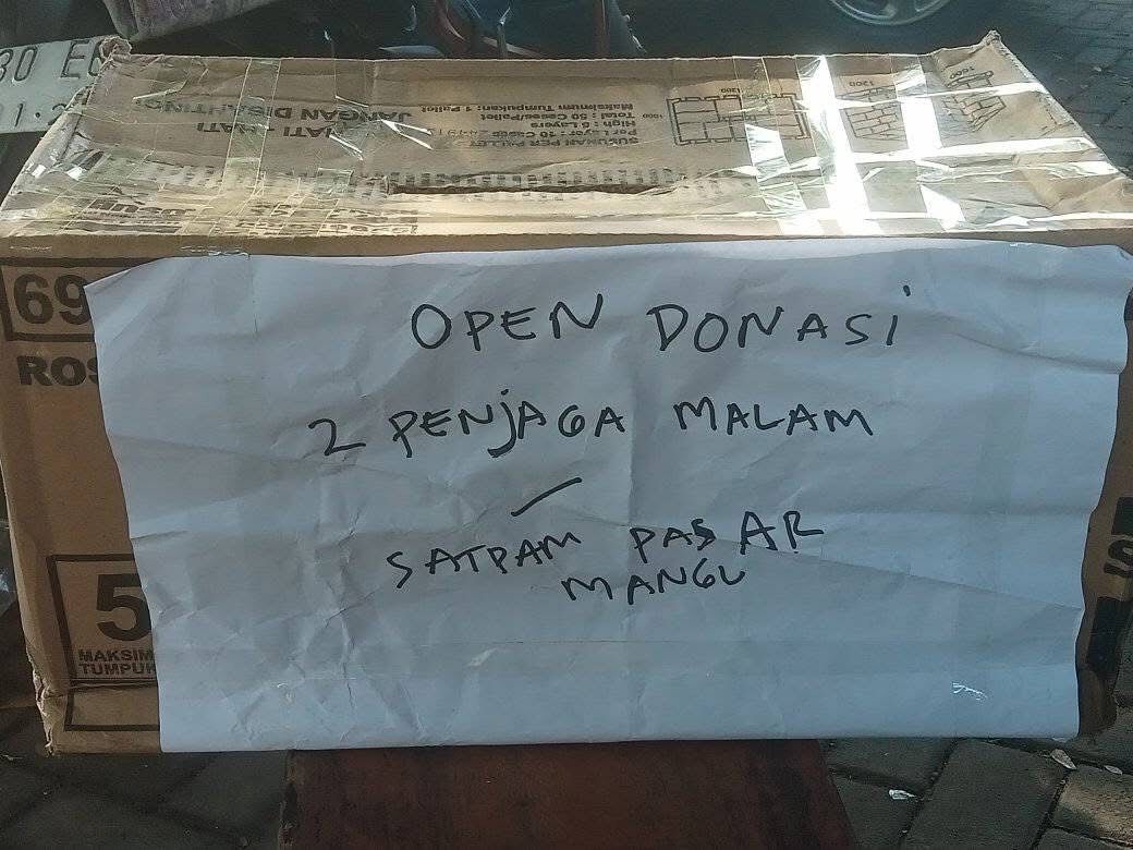 Pedagang Pasar Kebun Agung, Ngemplak, Boyolali galang donasi untuk keluarga satpam yang ditangkap polisi dalam kasus dugaan pemukulan nenek yang diduga mencuri bawang.