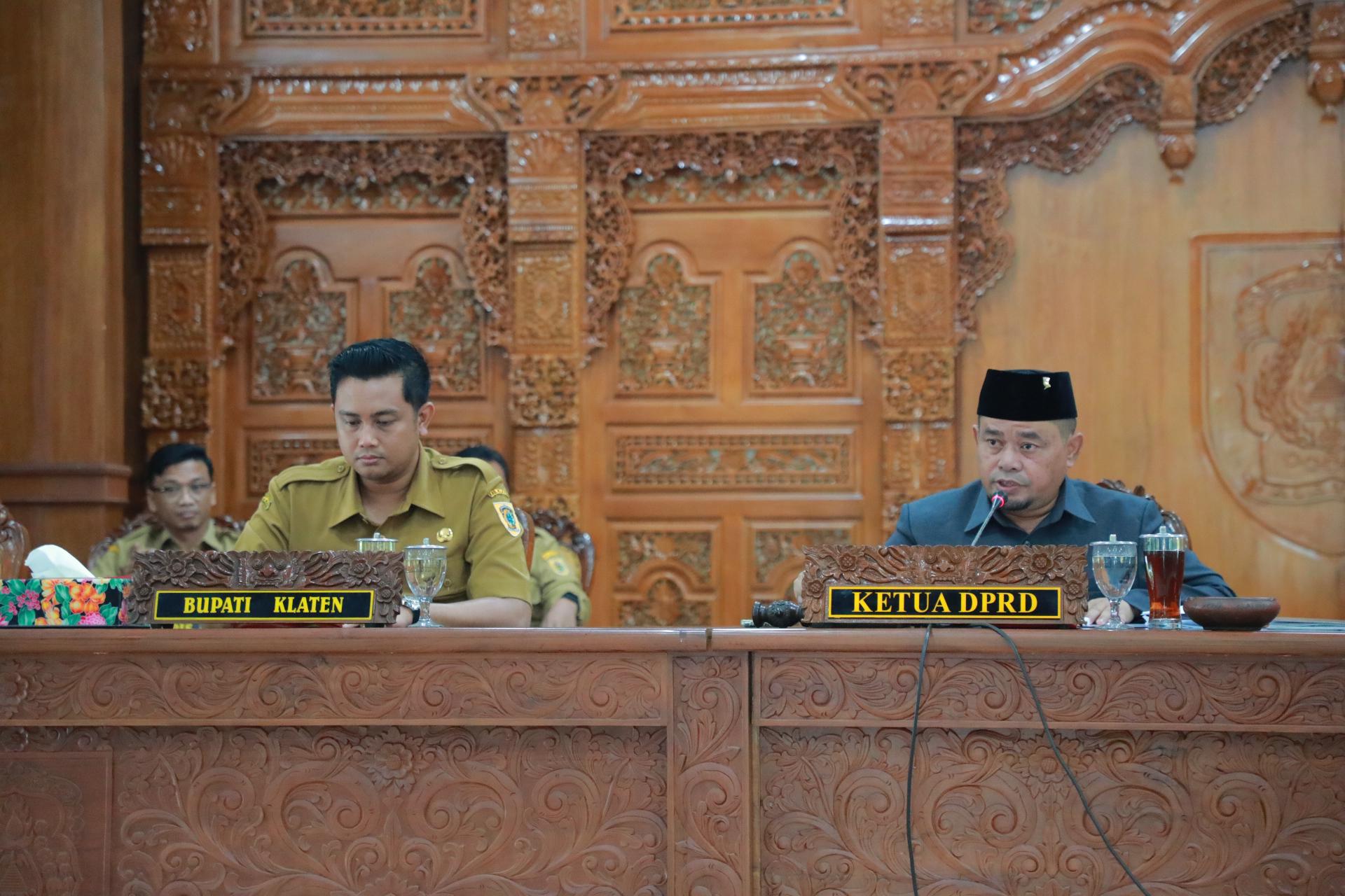 Ketua DPRD Klaten Edy Sasongko (kanan) saat memimpin rapat paripurna beberapa waktu lalu.&nbsp;