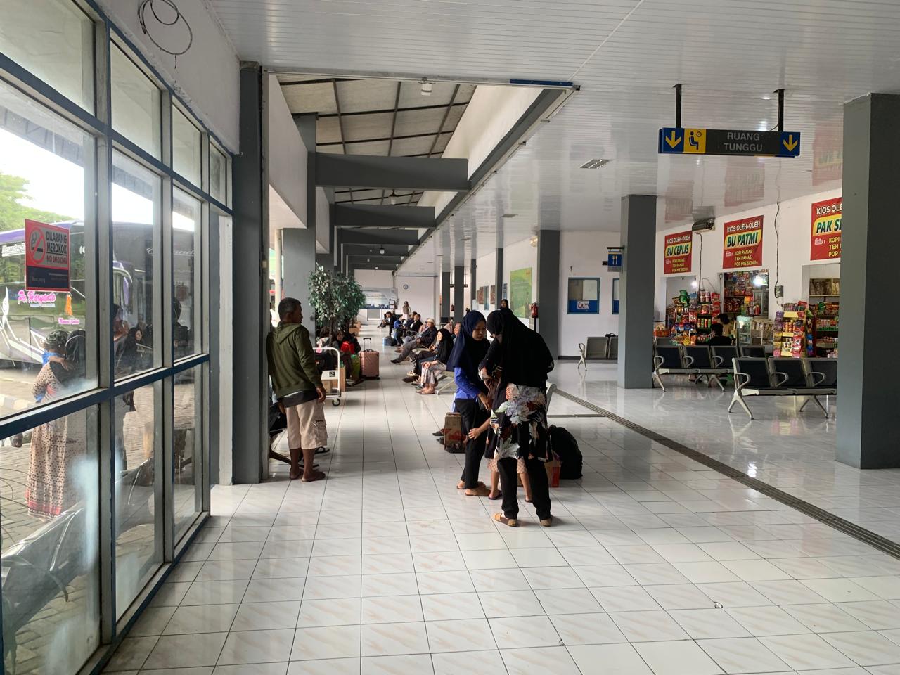 Suasana Terminal Wonogiri saat libur panjang Hari Raya Waisak.
