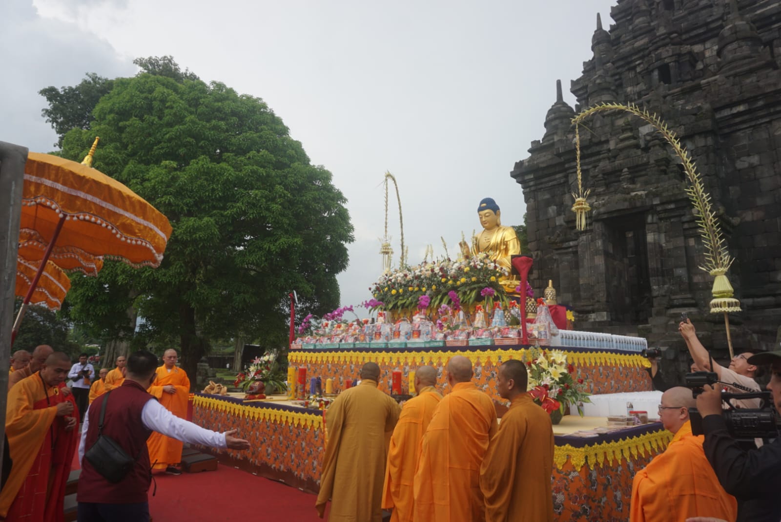 Perayaan Waisak di Candi Sojiwan, Kecamatan Prambanan, Klaten, Senin (13/5/2025). (M.Ihsan/Radar Solo)