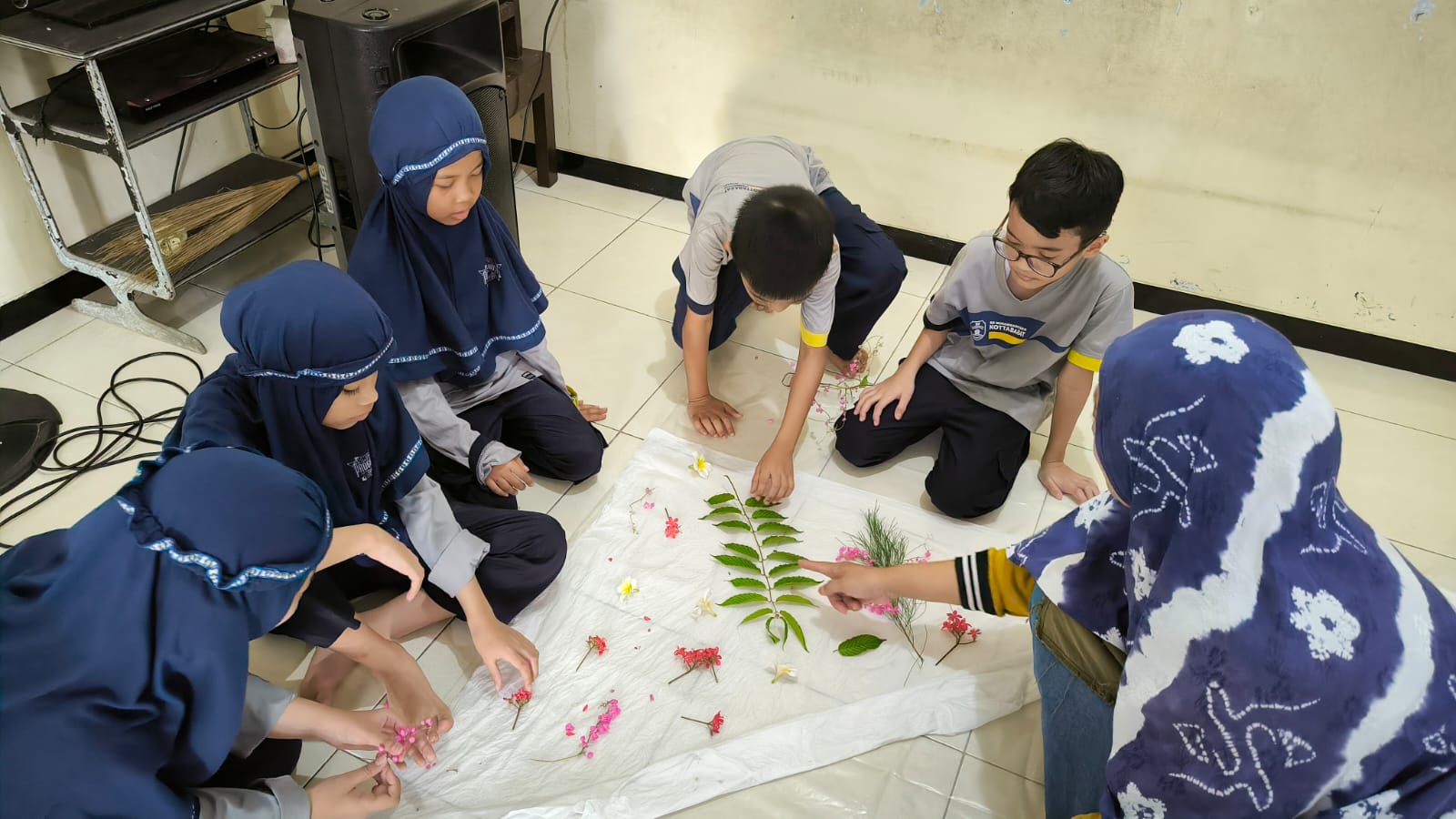 Siswa kelas III salah satu SD di Solo mengikuti outing class pembuatan ecoprint teknik steaming, Jumat (9/5).
