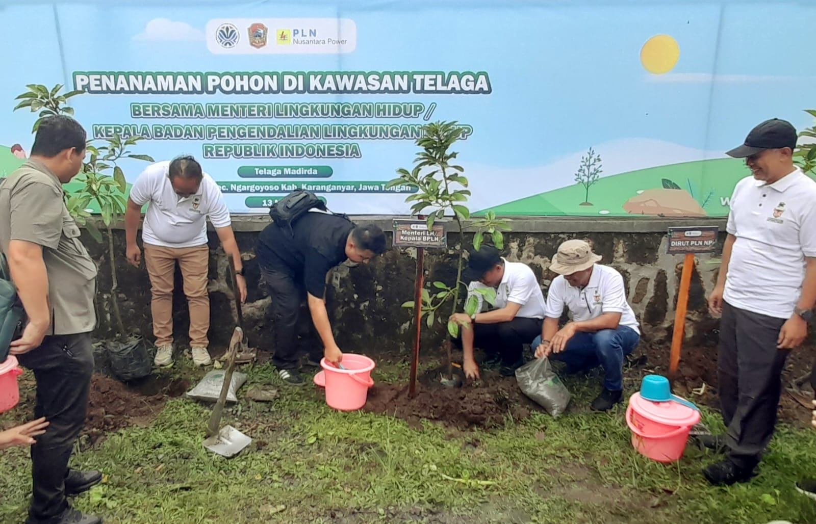 Penanaman pohon di kawasan Telaga Madirda, Ngargoyoso, Karanganyar, Selasa (13/5/2025). (Rudi Hartono/Radar Solo)