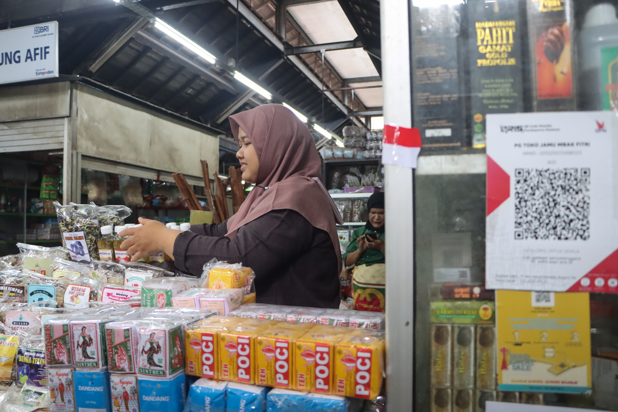 LEBIH SIMPEL: Transaksi QRIS di Pasar Gede juga sudah mulai umum digunakan konsumen.