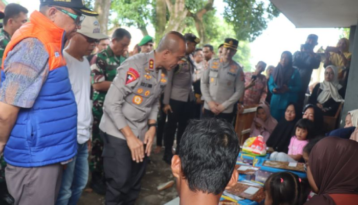 Kapolda Jawa Barat Irjen Pol Rudi Setiawan bersama Bupati Garut Abdusy Syakur Amin menyalurkan bantuan untuk keluarga korban ledakan amunisi di Garut, Selasa (13/5/2025).