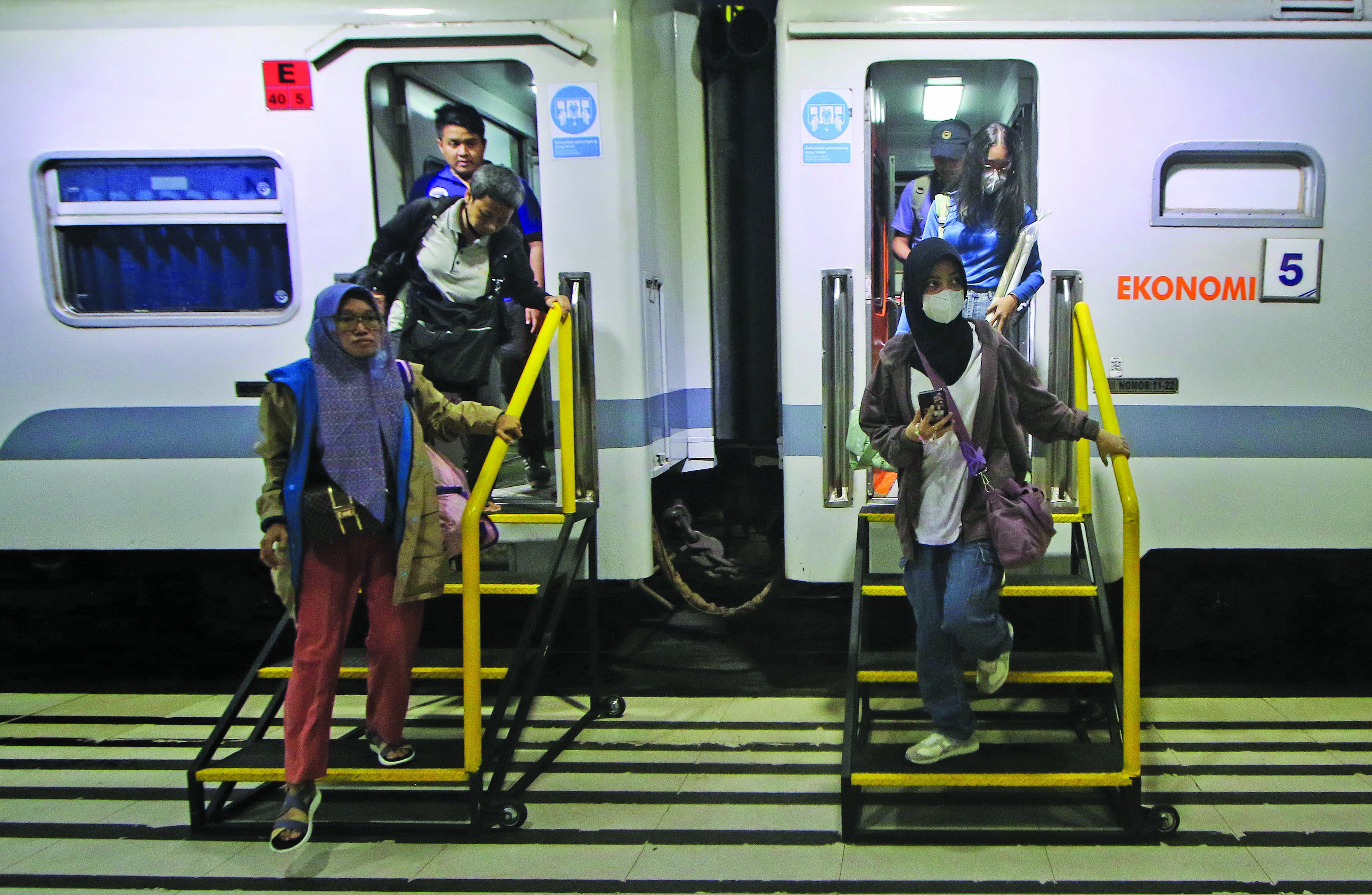 PADAT: Penumpang KA jarak jauh turun di Stasiun Solo Balapan saat libur Hari Raya Waisak 2025.