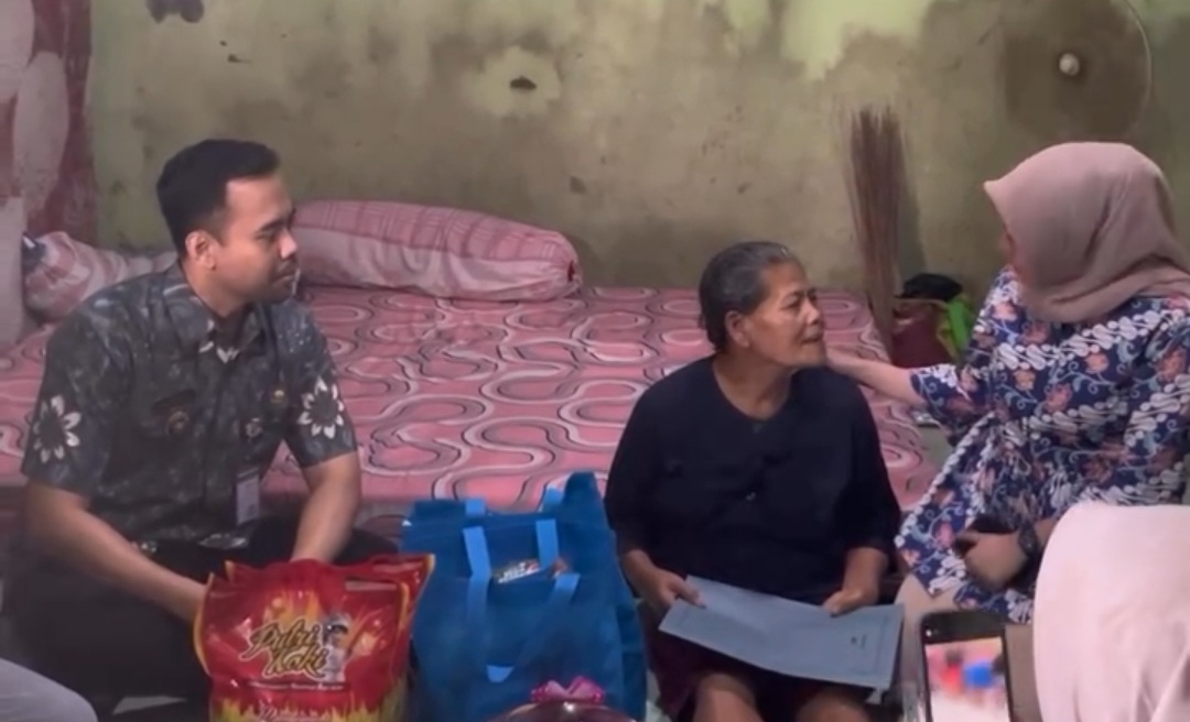 Wakil Bupati Klaten Benny Indra Ardhianto saat melakukan kunjungan kediaman nenek S yang viral karena mencuri bawang di Boyolali. (Angga Purenda/Radar Solo)