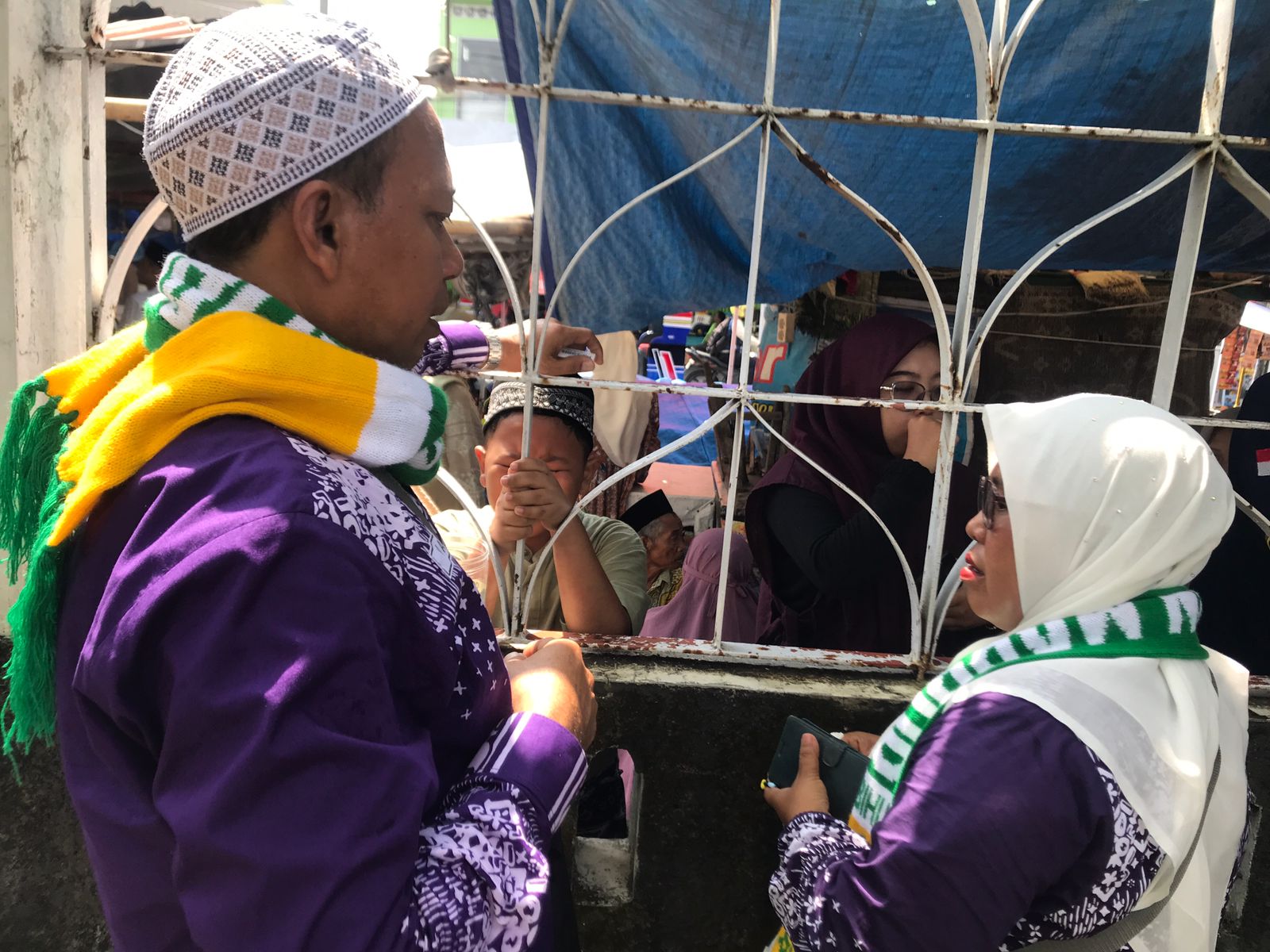 Seorang anak usia SD tak kuasa menahan tangis saat mengantarkan orang tuanya hendak berhaji di Asrama  Haji Donohudan, Ngemplak, Boyolali, Selasa (13/5/2025).