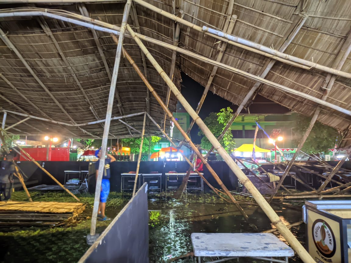 Atap stand Wonogiri Expo di Alun-alun Giri Krida Bakti yang ambruk diterjang lesus, Selasa (13/5/2025).