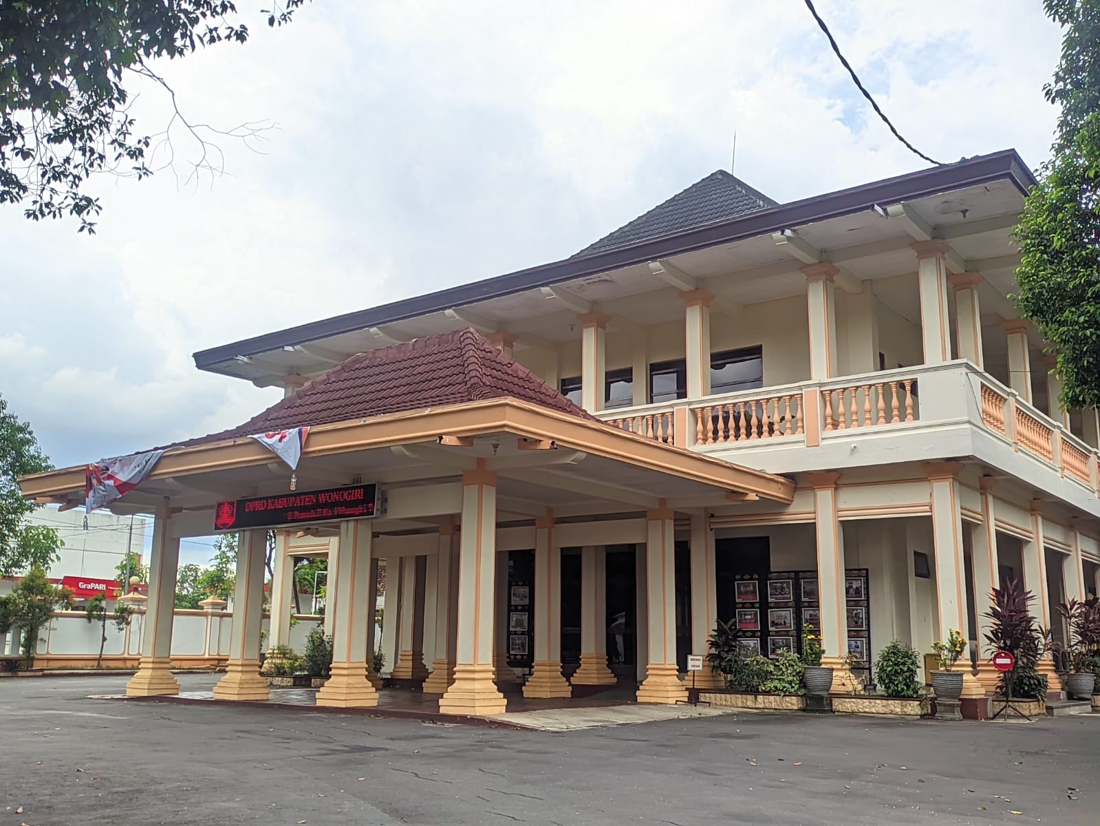 Gedung DPRD Wonogiri yang digunakan untuk hearing bersama kelompok pro pendirian pabrik semen di Kecamatan Pracimantoro.