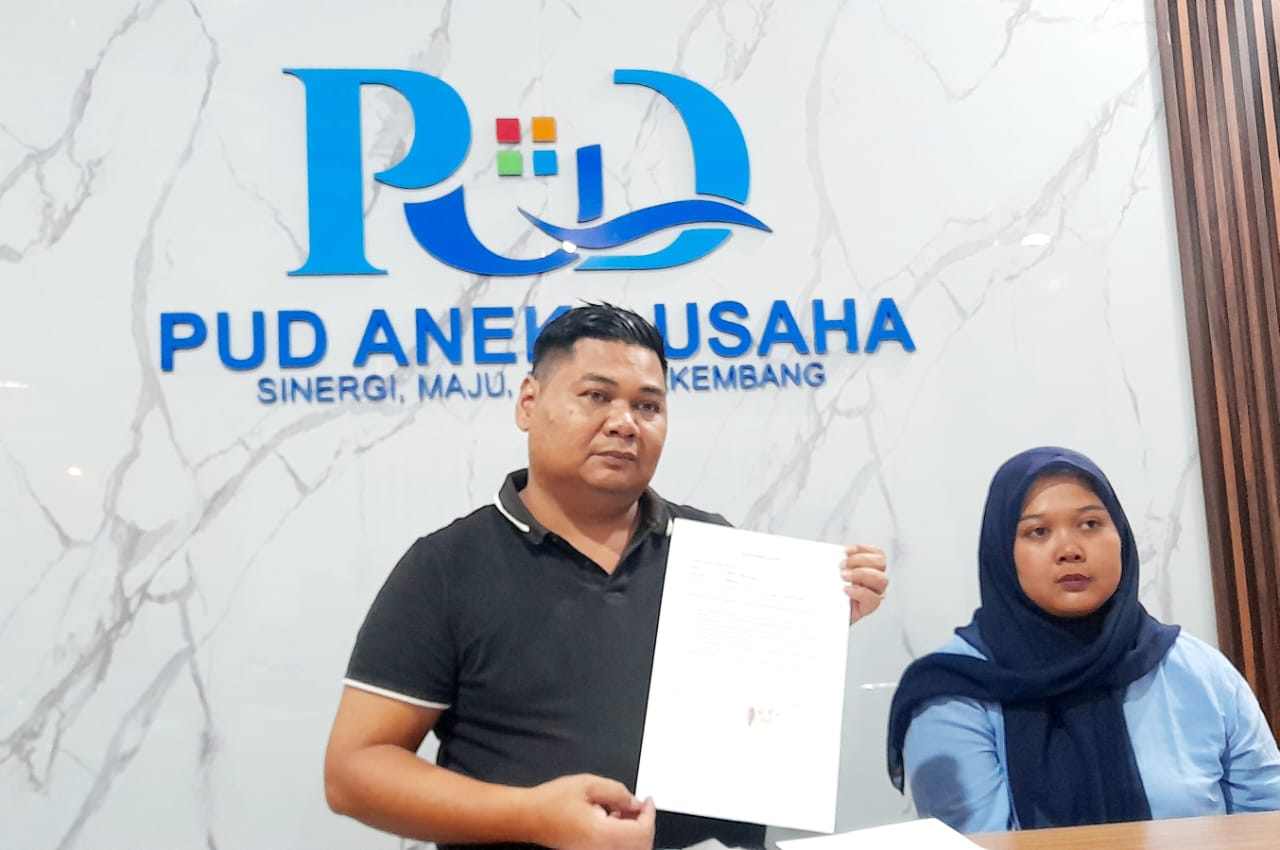 Direktur PUD Aneka Usaha Samidi memberikan penjelasan terkait kronologi siswi yang tewas tenggelam di kolam renang Intanpari Karanganyar, Selasa (13/5/2025).