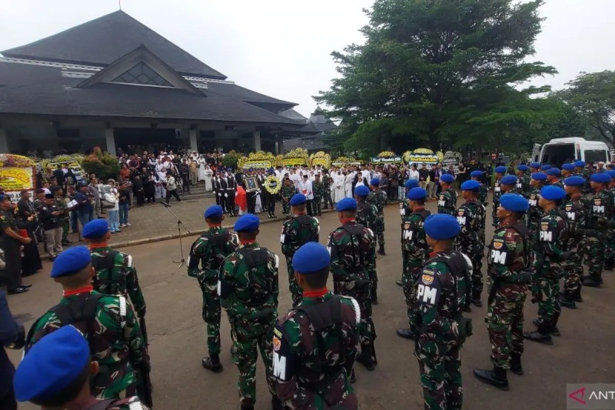 Suasana Upacara Persemayaman jenazah Mayjen TNI Purn. Eddie Marzuki Nalapraya di Padepokan Pencak Silat Taman Mini Indonesia Indah (TMII), Jakarta, Selasa (13/5/2025).