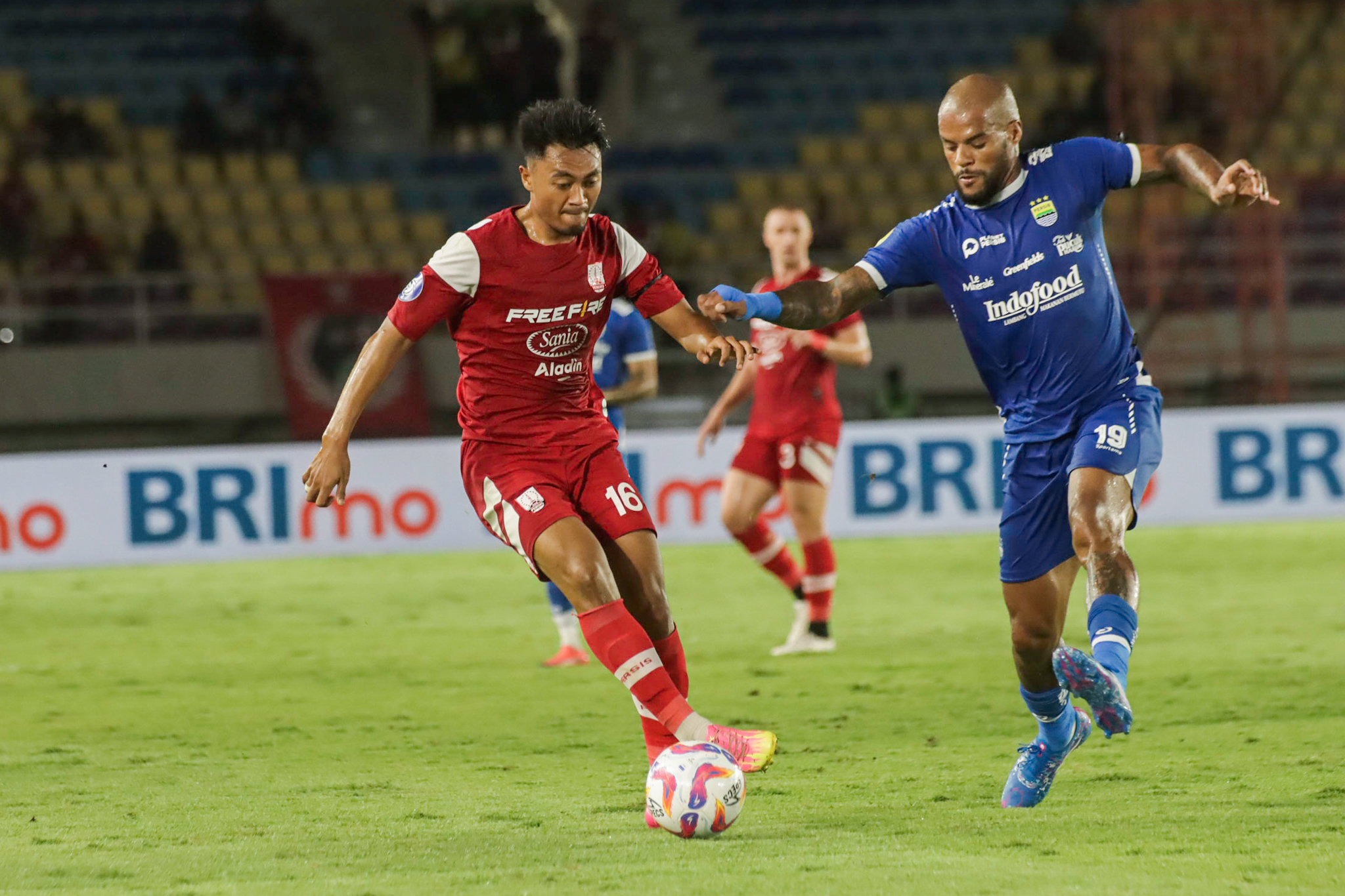 SARAT GENGSI: Bek Persis Solo rizki Dwi (kiri) mengawal ketat bomber Persib Bandung David da Silva di Liga 1 musim lalu.