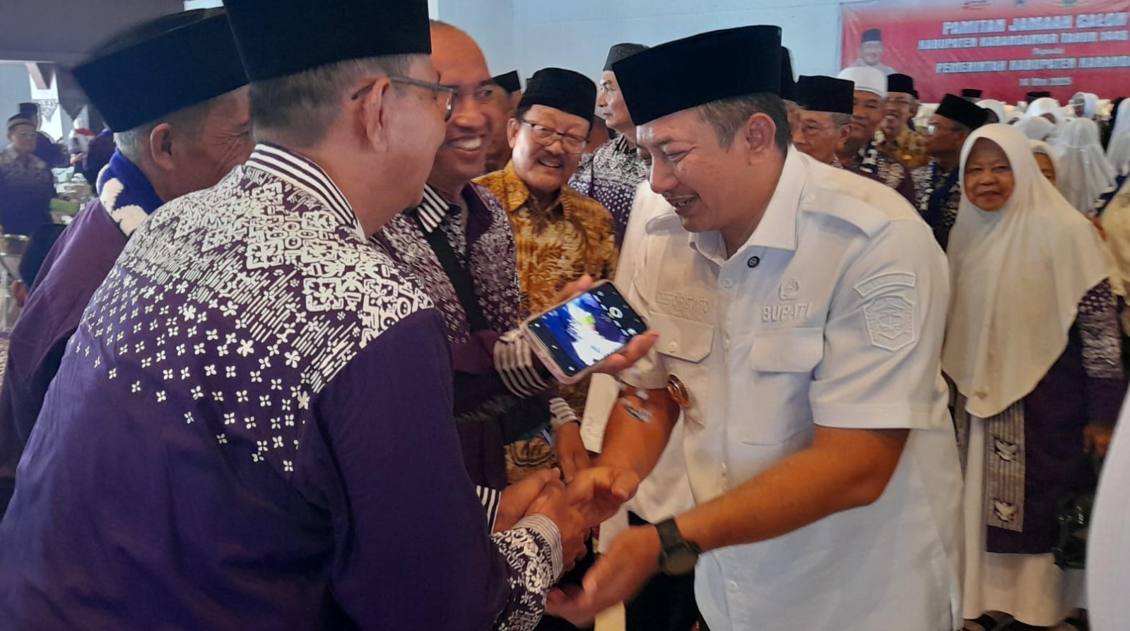 Calon jamaah haji Karanganyar pamitan dengan Bupati Karanganyar Rober Christanto, Rabu (14/5/2025). (Rudi Hartono/Radar Solo)