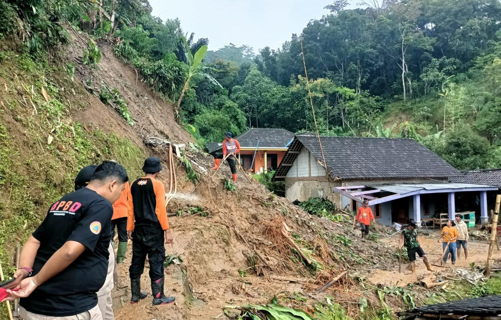 Kondisi salah satu rumah di Desa Sidomukti, Kecamatan Jenawi, Karanganyar yang terkena longsor. (Rudi Hartono/Radar Solo)