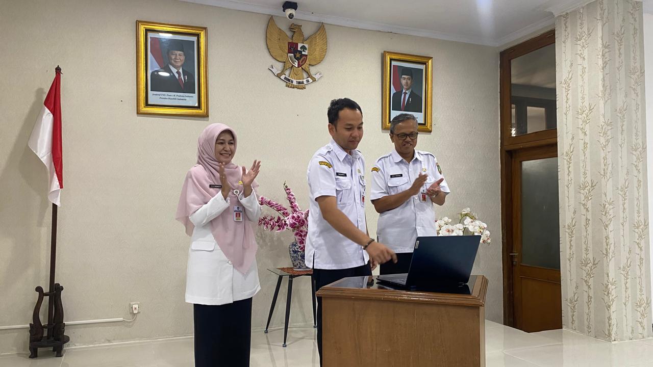 Wali Kota Solo Respati Ardi (tengah) membuka acara Gelar Karya dan Workshop STEAM dengan Inovasi 3D Printing di aula kantor dinas pendidikan, Rabu (14/5).