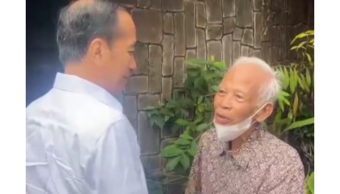 Jokowi saat bersilaturahmi ke kediaman Ir Kasmudjo, dosen pembimbingnya saat kuliah di UGM.
