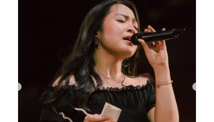 Penyanyi Bernadya.