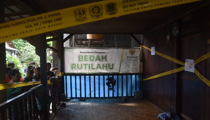 Saung Dzikir Al Zikra di Pondok Melati, Bekasi disegel olah petugas usai diduga menjadi TKP tindakan pelecehan seksual oleh M dengan modus pengobatan alternatif.&nbsp;