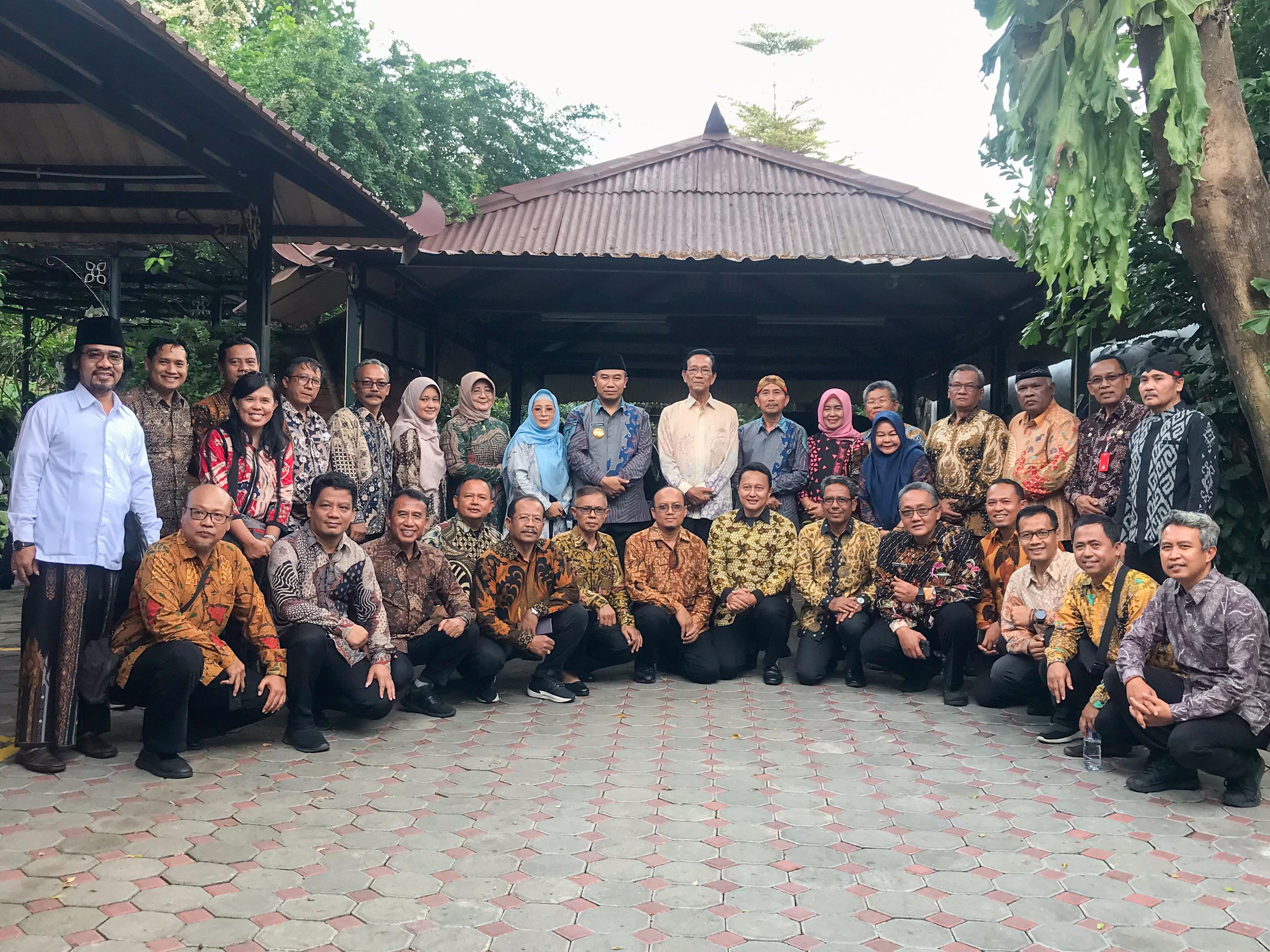 Bupati Sragen Sigit Pamungkas dan jajaran berfoto bersama Sri Sultan Hamengkubuwana X usai kunjungan, Rabu (14/5/2025). (Dokumentasi Pribadi)