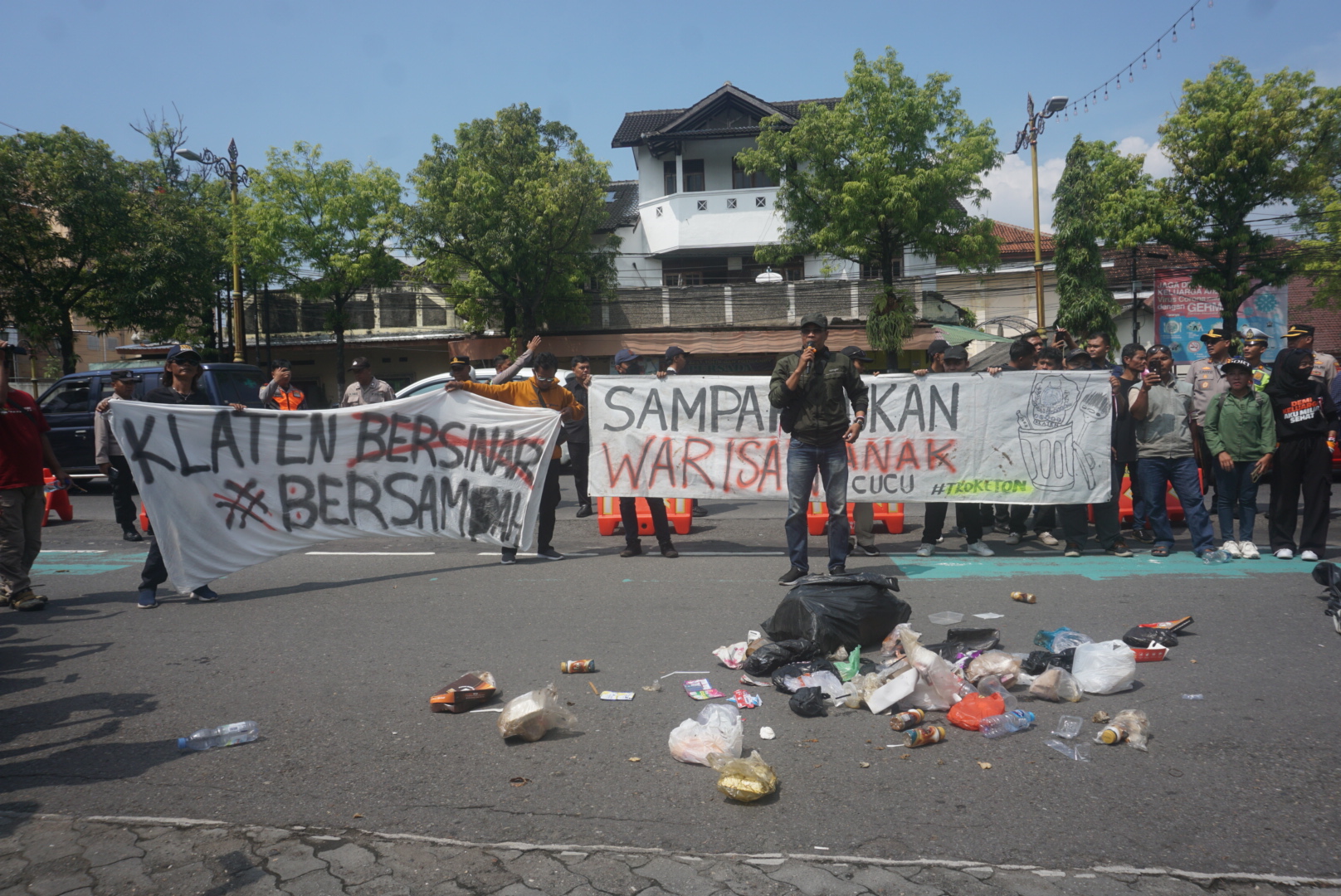 Ratusan warga saat melakukan aksi demo terkait dampak TPA Troketon di depan Kompleks Kantor Bupati Klaten. (Angga Purenda/Radar Solo)
