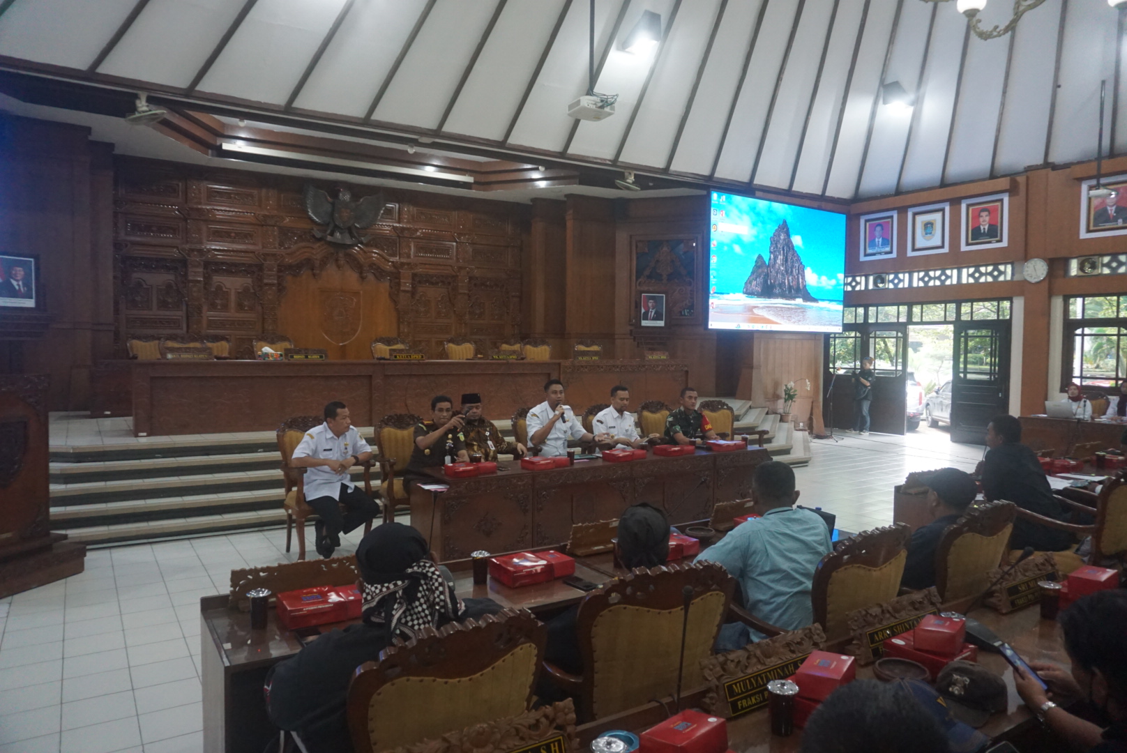 Warga saat melakukan audensi yang langsung diterima Bupati Klaten Hamenang Wajar Ismoyo dan Forkopimda Klaten di Gedung Paripurna DPRD Klaten. (Angga Purenda/Radar Solo)