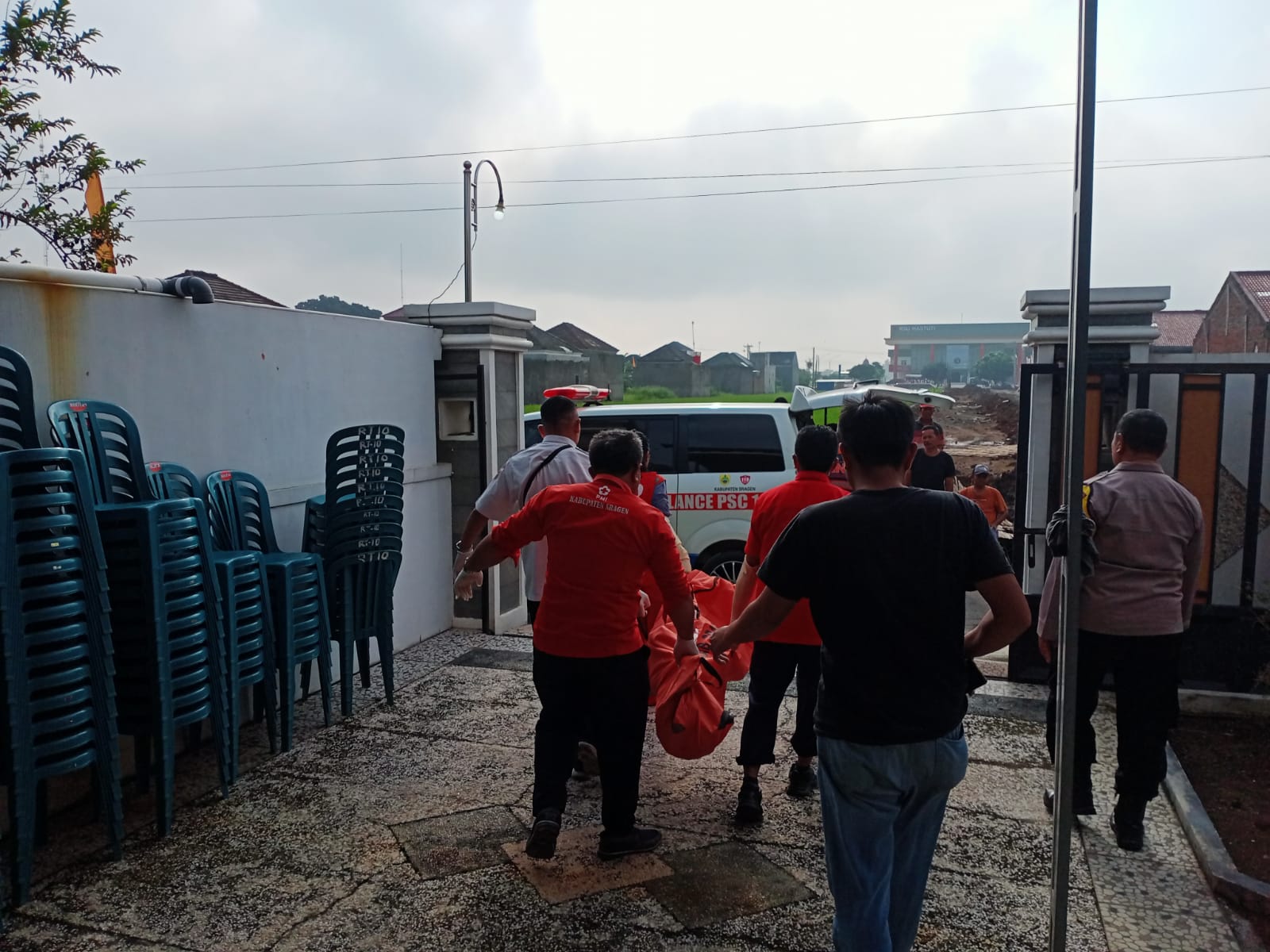 Tim gabungan mengevakuasi jasad pria di Plumbungan, Kelurahan Pelumbungan, Kecamatan Karangmalang, Rabu (14/5/2025) pagi. (Ahmad Khairudin/Radar Solo)