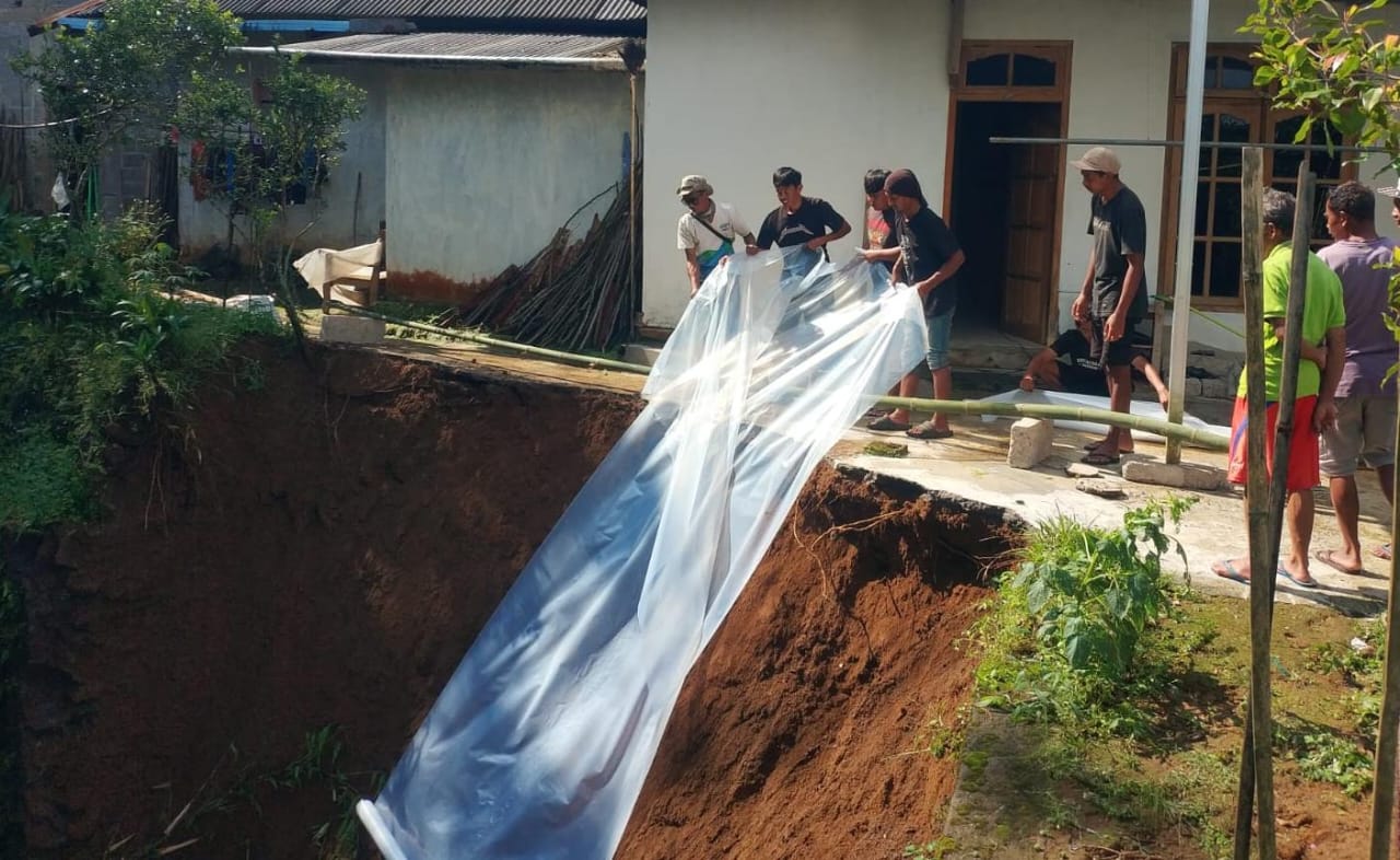 Kondisi tanah longsor di Dusun Pentukrejo, Desa Kemuning, Kecamatan Ngargoyoso, Karanganyar, Rabu (14/5/2025). (Rudi Hartono/Radar Solo)