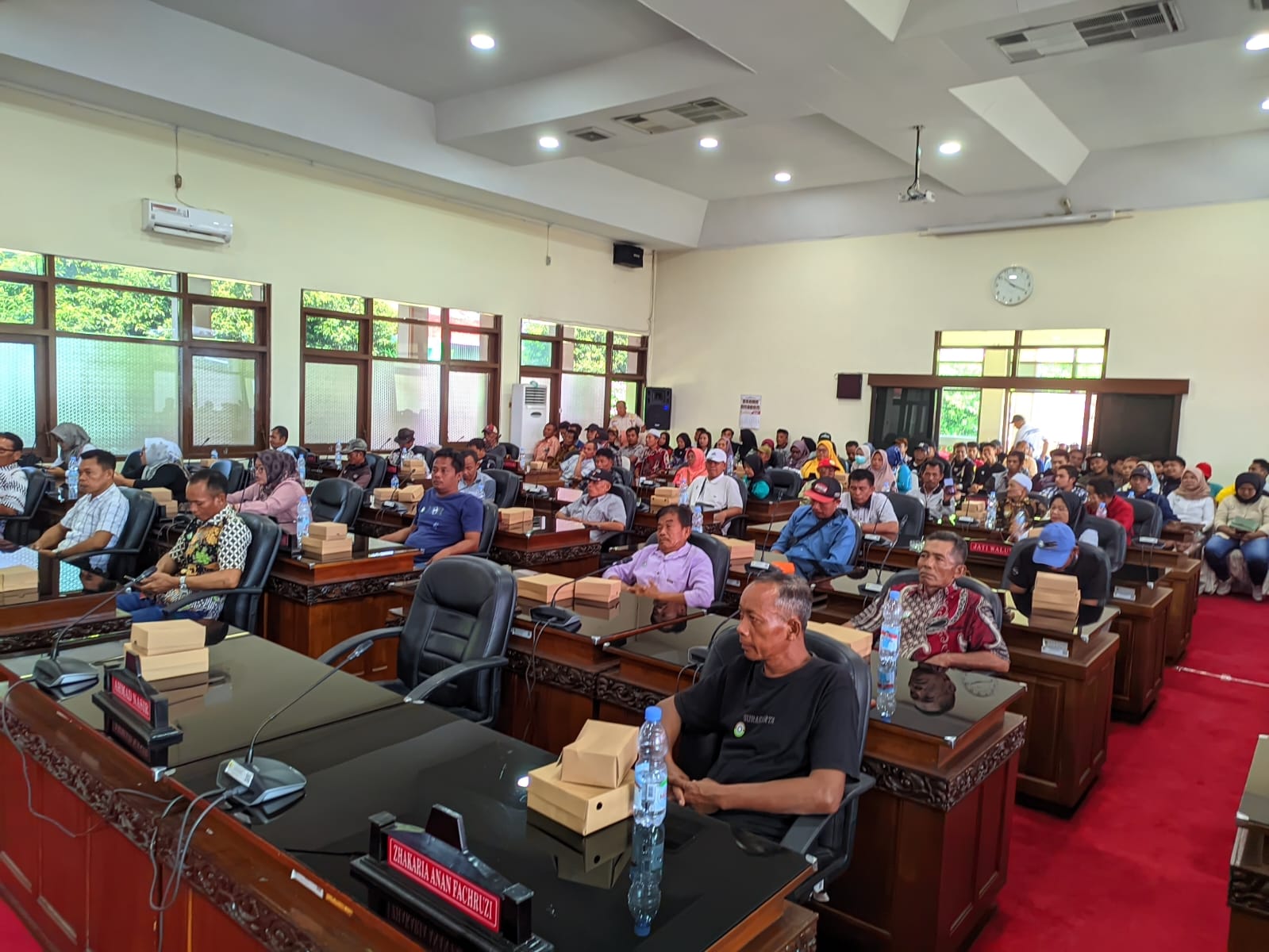 Warga yang tergabung dalam Paguyuban Cinta Pracimantoro (PCP) hearing dengan anggota DPRD Wonogiri terkait rencana pendirian pabrik semen di Pracimantoro, Rabu (14/5/2025).