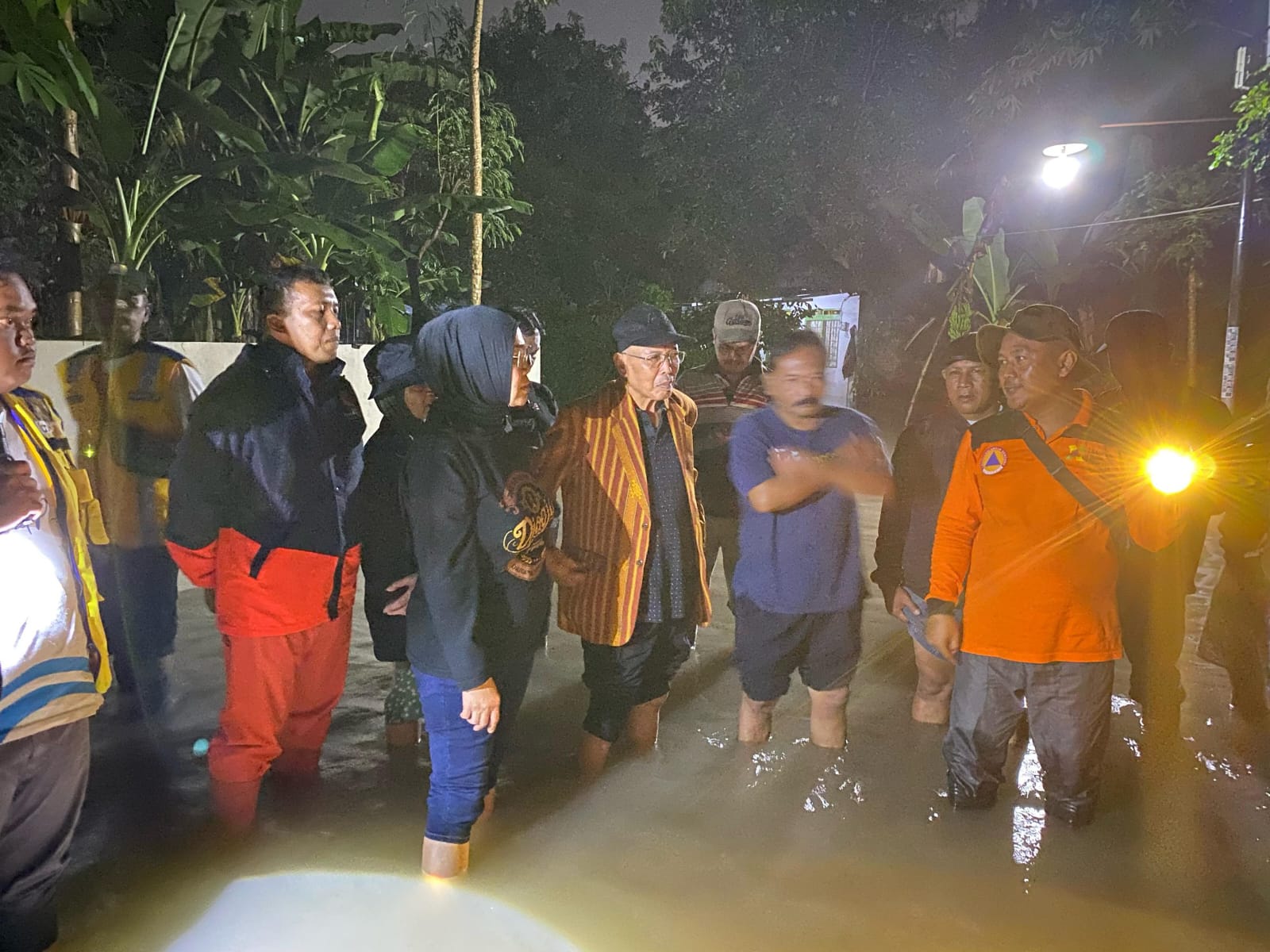 Bupati Sukoharjo Etik Suryani tinjau Desa Pondok, Kecamatan Grogol, yang terdampak banjir, Selasa (13/5/2025) malam.