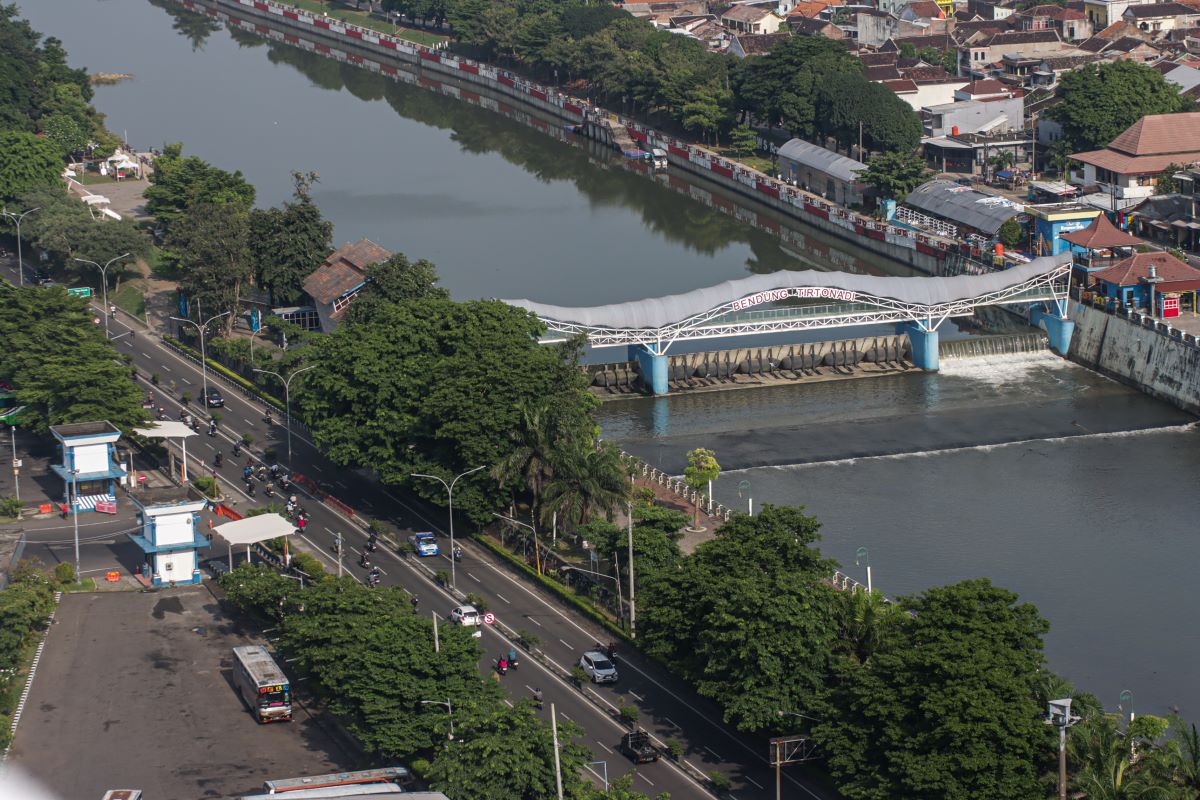 Bendung Tirtonadi menjadi salah satu ikon Kota Solo. Sebagai Kota Budaya, Solo menjadi jujukan wisatawan. Tersedia banyak hotel dengan tarif terjangkau dan pelayanan maksimal.