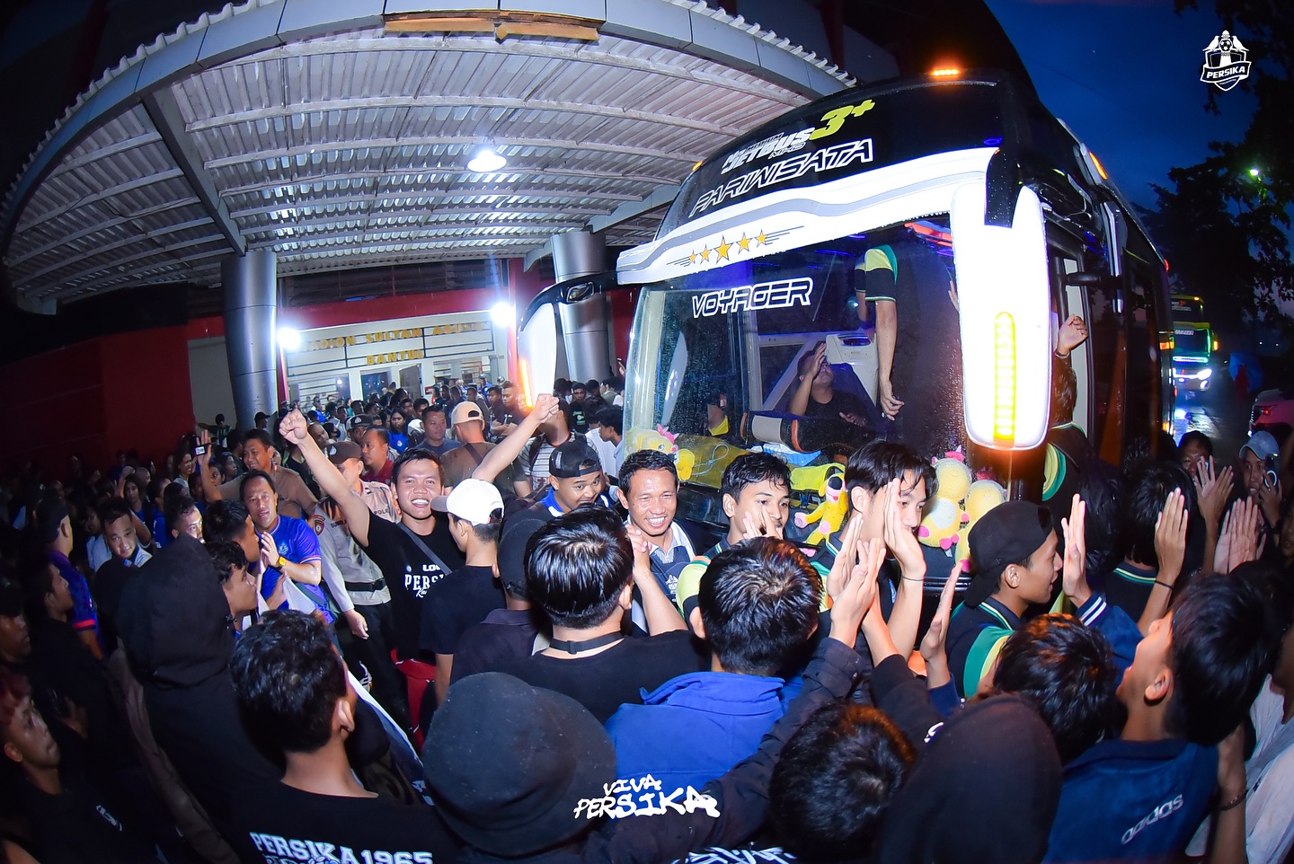 BAHAGIA BERSAMA: Para pemain Persika Karanganyar disambut suporternya usai lolos ke babak 8 besar Liga 4 musim ini.